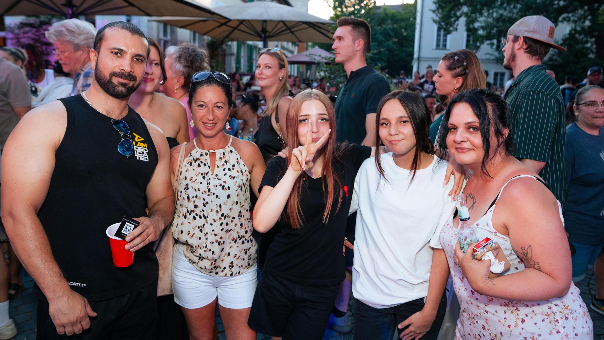 DJ Dollar Bill rockt den Schlörplatz. (Bild: Hannes Stock)