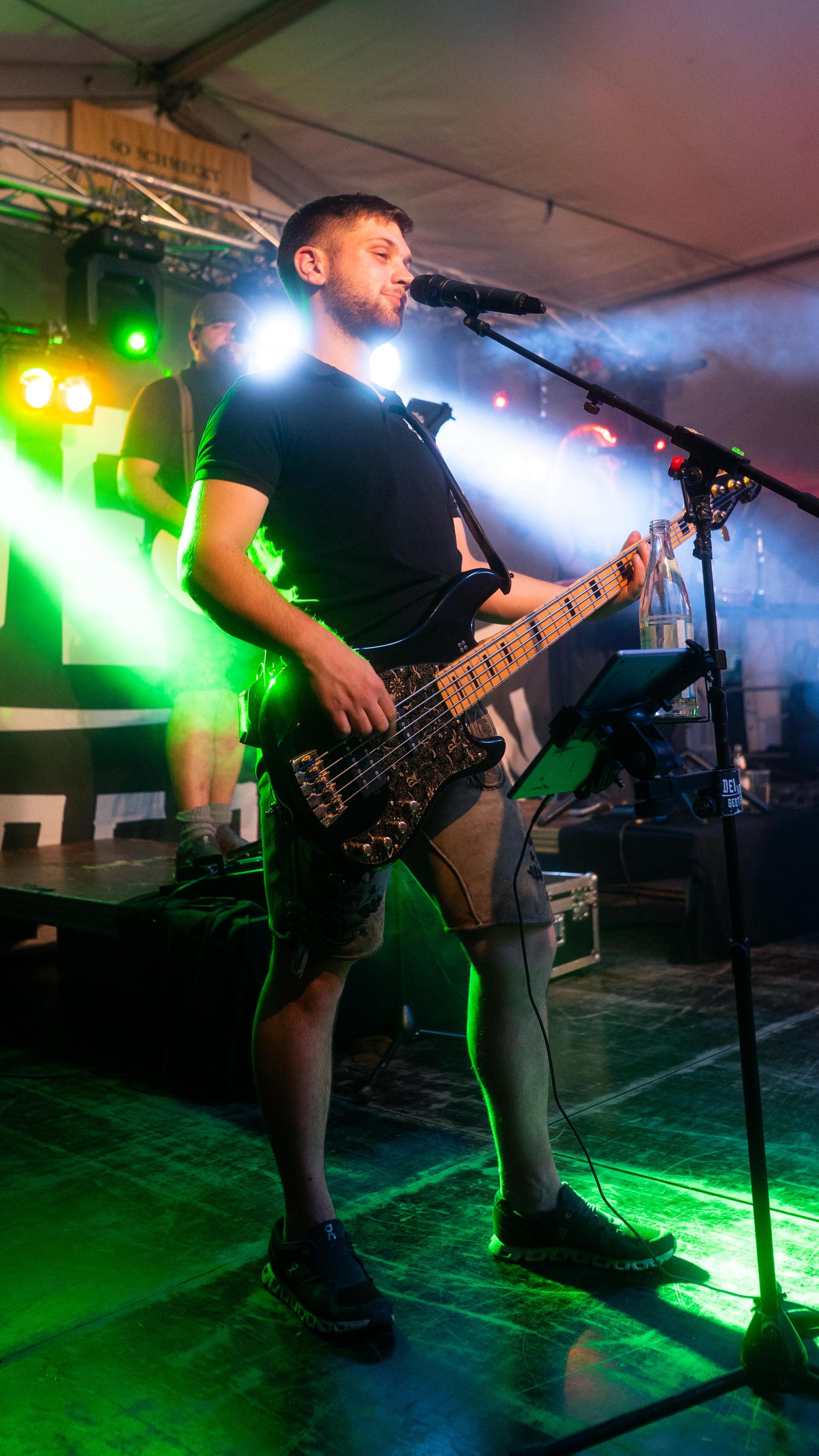 Am Samstag feierte die DJK Weiden Kirchweih am Flutkanal. Für Stimmung sorgte die Band „Dei vo Gestern”. (Bild: Hannes Stock)