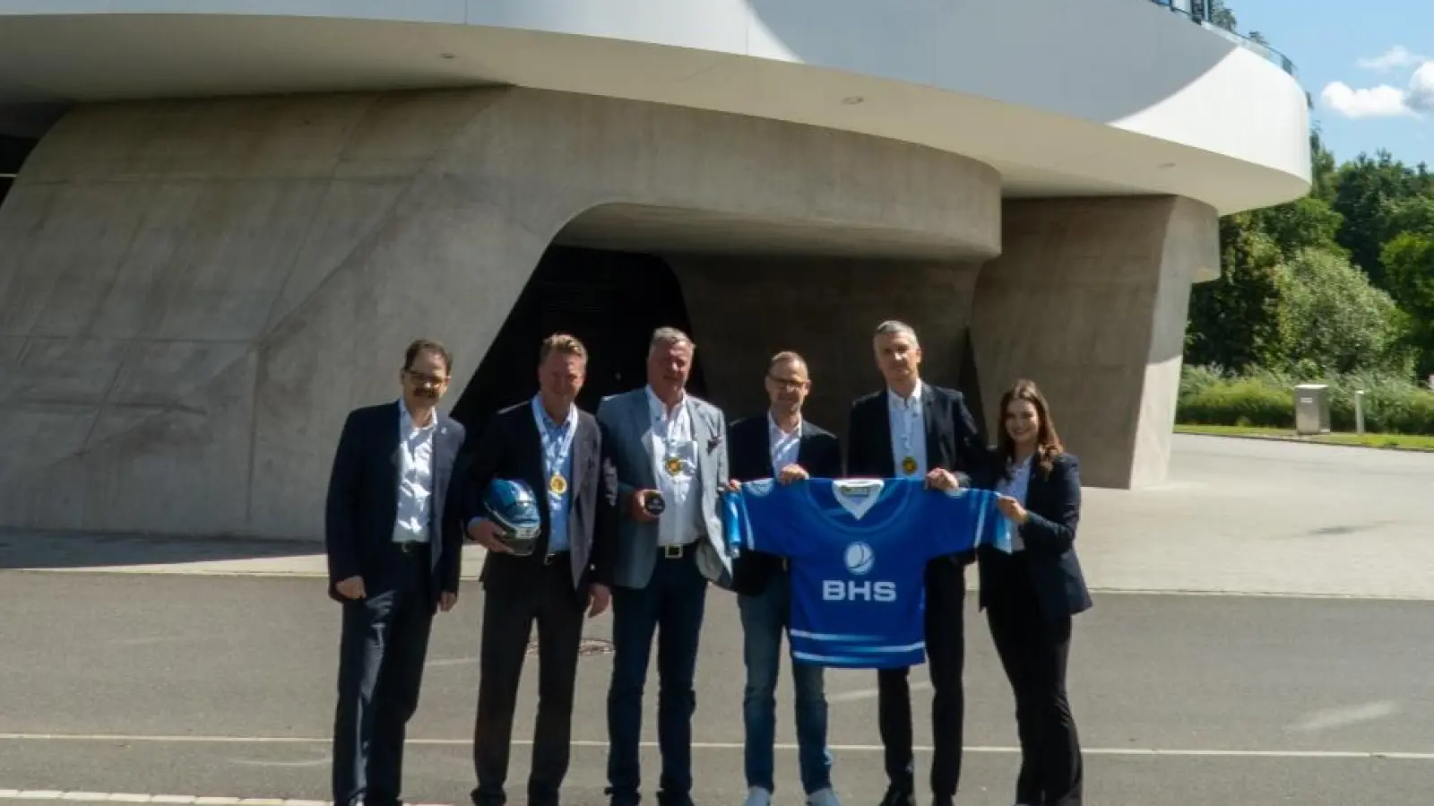 BHS Corrugated aus Weiherhammer bleibt Hauptsponsor bei den Blue Devils Weiden. Darüber freuen sich (von links) Franz Vodermeier (Geschäftsführer, Blue Devils Weiden), Lars und Christian Engel (Geschäftsführer, BHS Corrugated), Jürgen Rumrich (Sportlicher Leiter, Blue Devils Weiden), Thomas List (CFO, BHS Corrugated) und Sabrina Melischko (Leitung Sponsoring, Blue Devils Weiden). (Bild: Annika Ebel/exb)