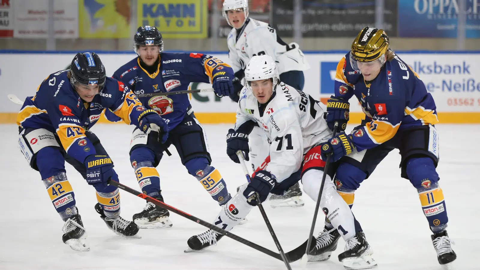 Cedric Schiemenz (Mitte, weißes Trikot) und die Blue Devils Weiden haben ihr Auswärtsspiel am Freitagabend bei den Lausitzer Füchsen mit 0:4 verloren.  (Bild: Thomas Heide)