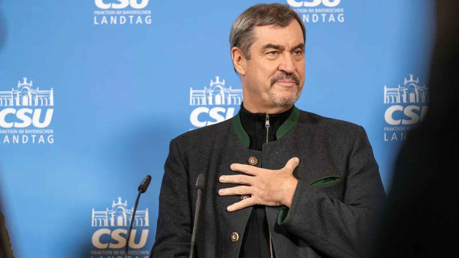 Markus Söder will die Hymnenpflicht bei Schulabschlüssen. (Bild: Pia Bayer/dpa)