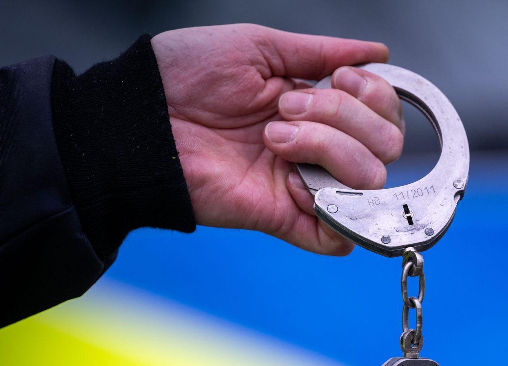 Die Polizei nahm den Tatverdächtigen am Samstag fest. (Symbolbild) (Bild: Soeren Stache/dpa)