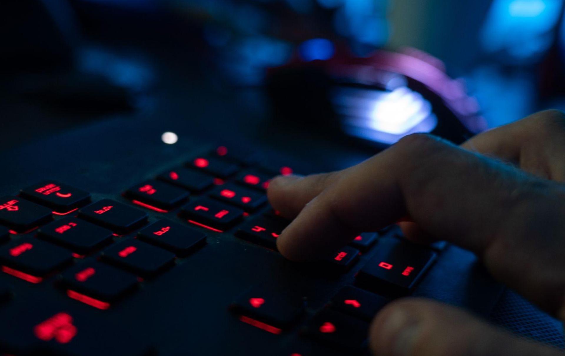 Jeder neunte Internetnutzer in Deutschland (11 Prozent) wurde im vergangenen Jahr Opfer von Cyberkriminalität. (Symbolbild: Nicolas Armer/dpa)