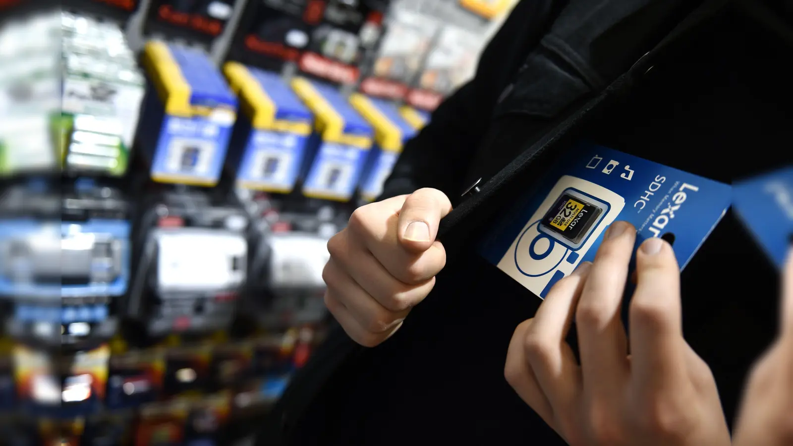 In Weiden gab es 2024 etwas weniger Diebstähle als im Jahr vorher. 50 Prozent der Tatverdächtigen waren zwischen 14 und 30 Jahre alt.  (Symbolbild: Felix Kästle/dpa)