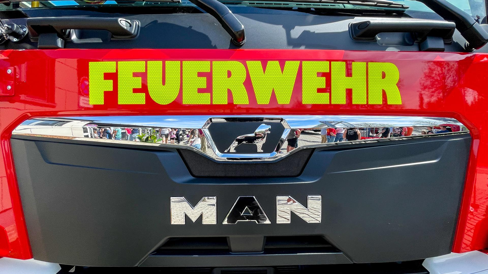 Die Feuerwehr ist zur Stelle, um den Audi zu bergen. (Symbolbild: Alexander Unger)