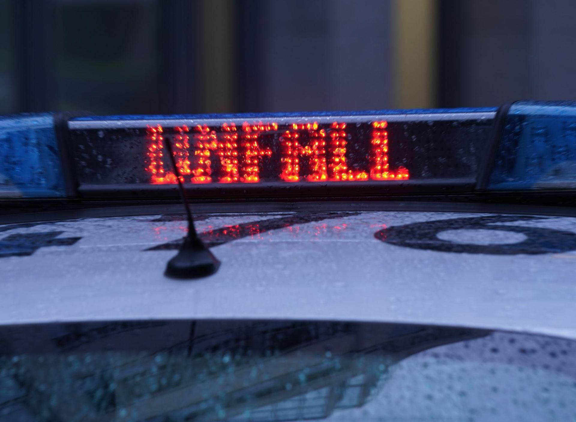 Bei einem schweren Autounfall eines 16-Jährigen im nordrhein-westfälischen Kürten sind am frühen Morgen vier junge Menschen ums Leben gekommen.  (Symbolbild: Marcus Brandt/dpa)