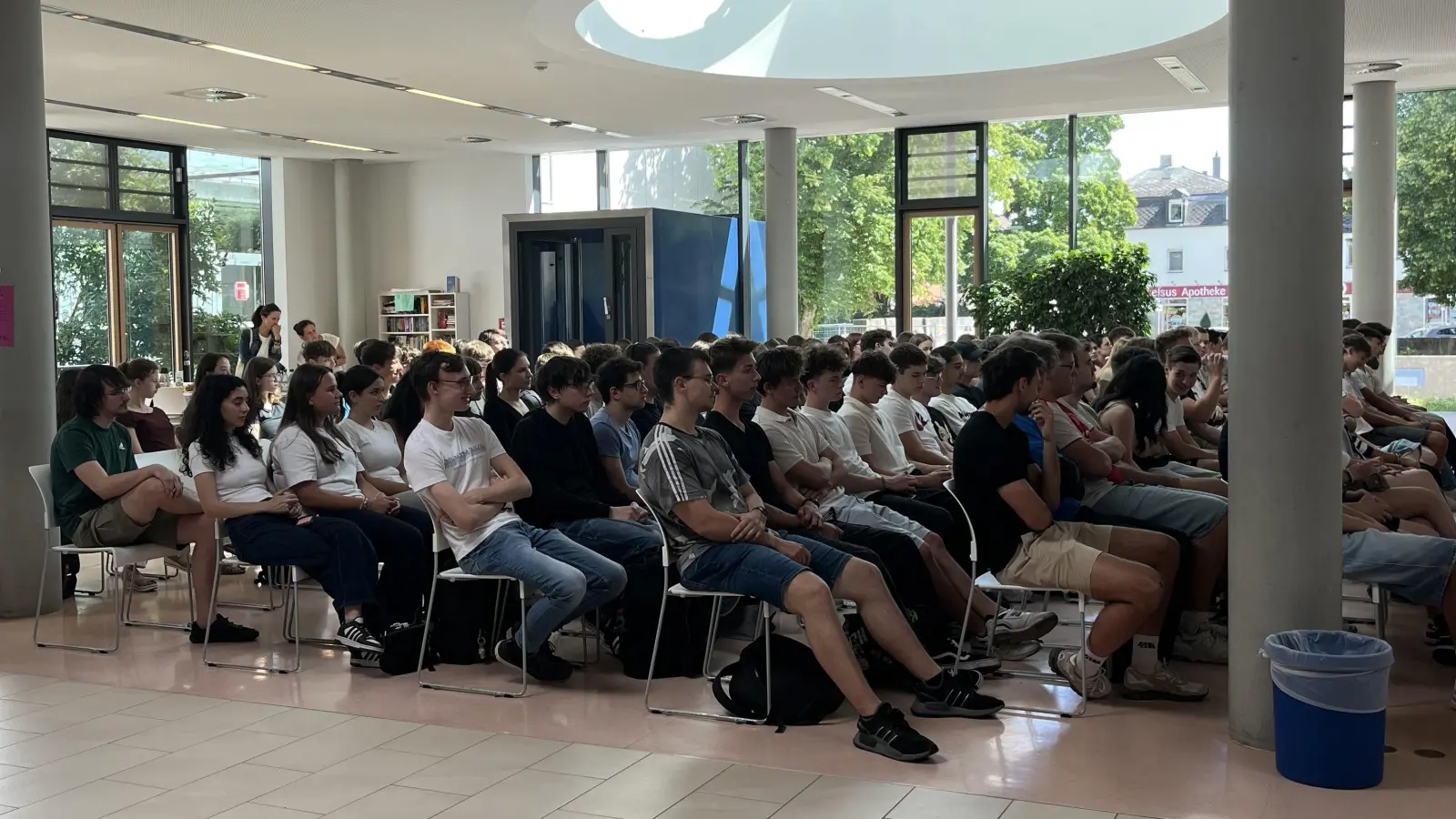 Die Schüler*innen des Kepler-Gymnasiums bei der Begrüßung in der Mensa. (Bild: Bock/Blagajcevic)