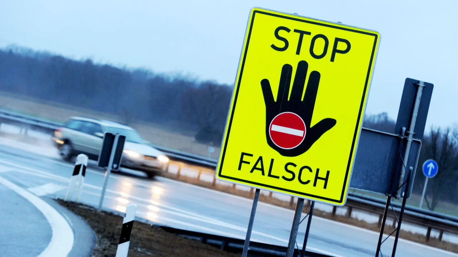 Dreimal ist die Oberpfälzer Polizei wegen Geisterfahrern auf der Autobahn 3 ausgerückt. (Symbolbild: Tobias Hase/dpa)