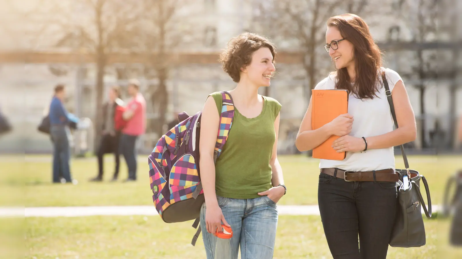 Sommer, Sonne, Studienstart – Die Bewerbungszeit für einen Studienbeginn im Sommersemester 2024 an der OTH läuft noch bis Montag, 15. Januar 2024. (Bild:  Wiesel/OTH Amberg-Weiden/exb)