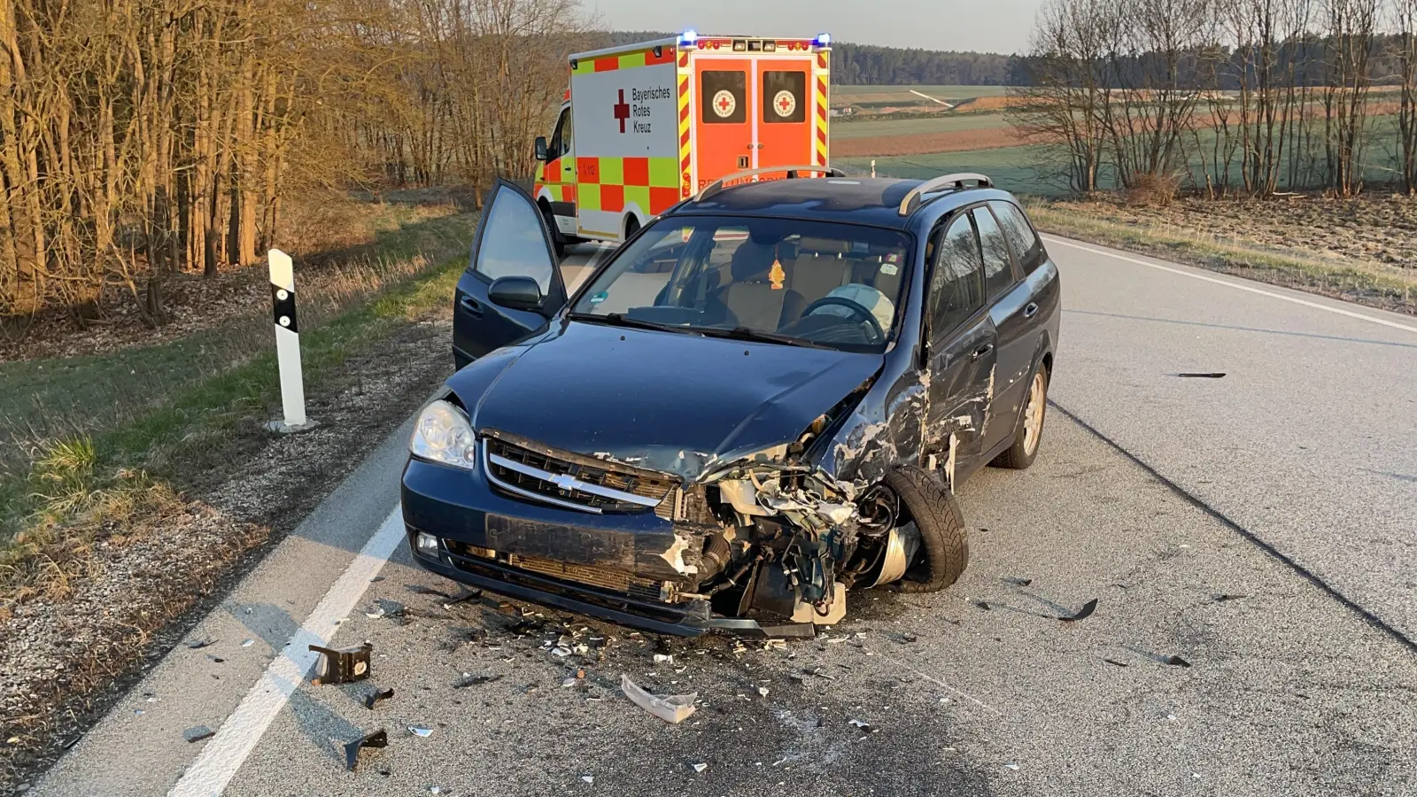 Ein Verkehrsunfall auf der B 85 bei Kreith führt zu einem erheblichen Sachschaden und einer leicht verletzten Person. Vier Fahrzeuge sind involviert. (Bild: PI Schwandorf, PHM Engl)