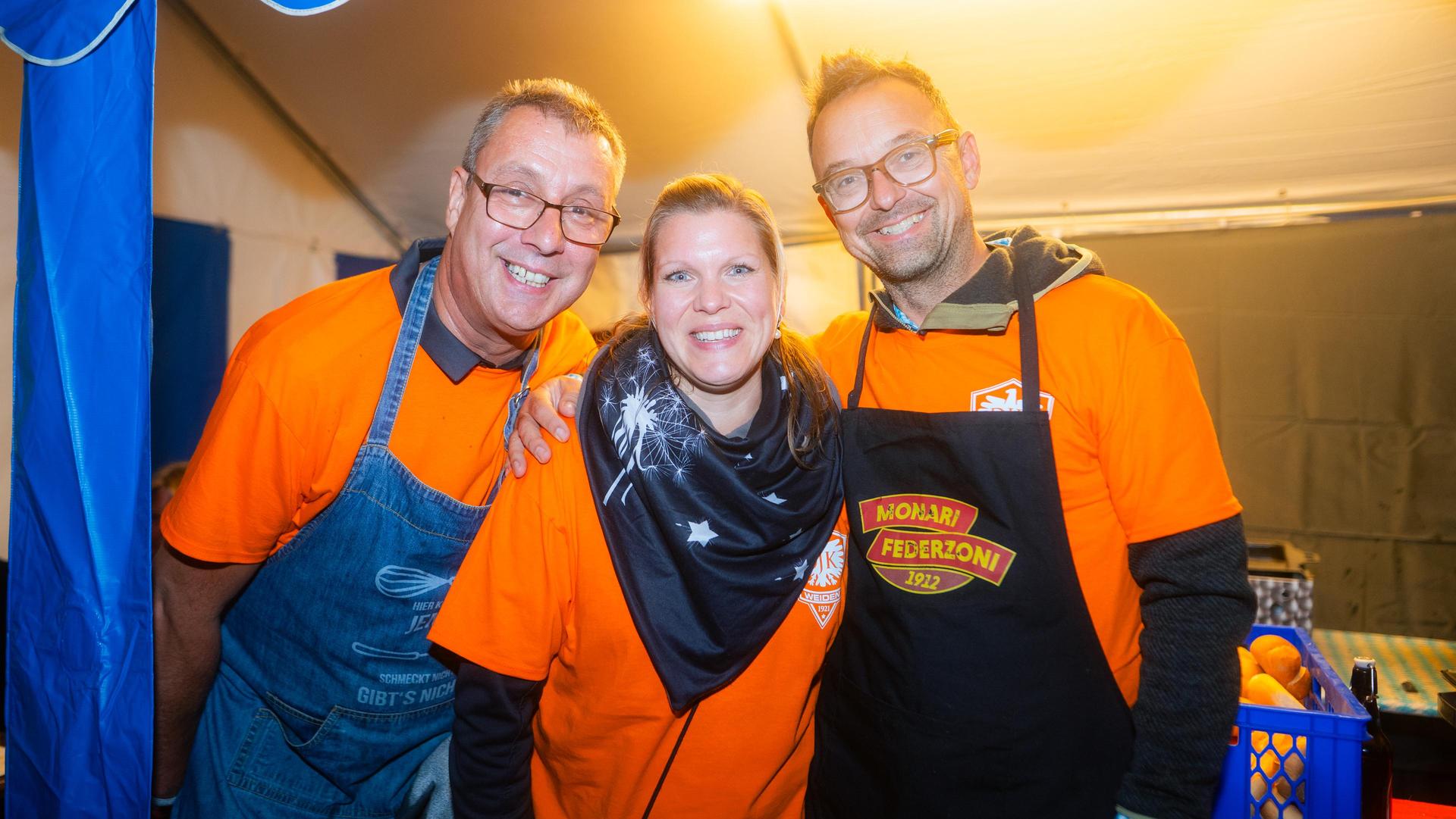 Am Samstag feierte die DJK Weiden Kirchweih am Flutkanal. Für Stimmung sorgte die Band „Dei vo Gestern”. (Bild: Hannes Stock)