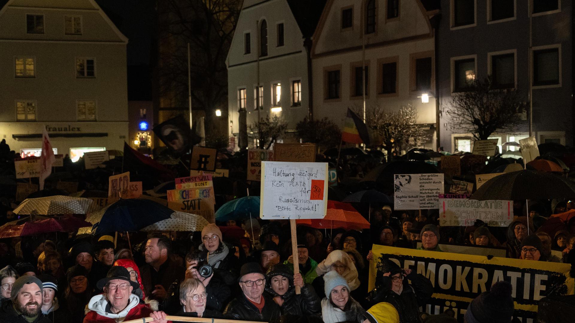 Bei der Demo gegen Rechts haben sich tausende Menschen zu einem Protestmarsch durch Weiden versammelt. (Bild: knz)