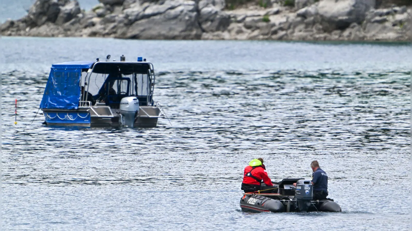 Die Polizei will bei der Vermissten-Suche auf dem Eibsee eine Fachfirma hinzuziehen. (Bild: Peter Kneffel/dpa)