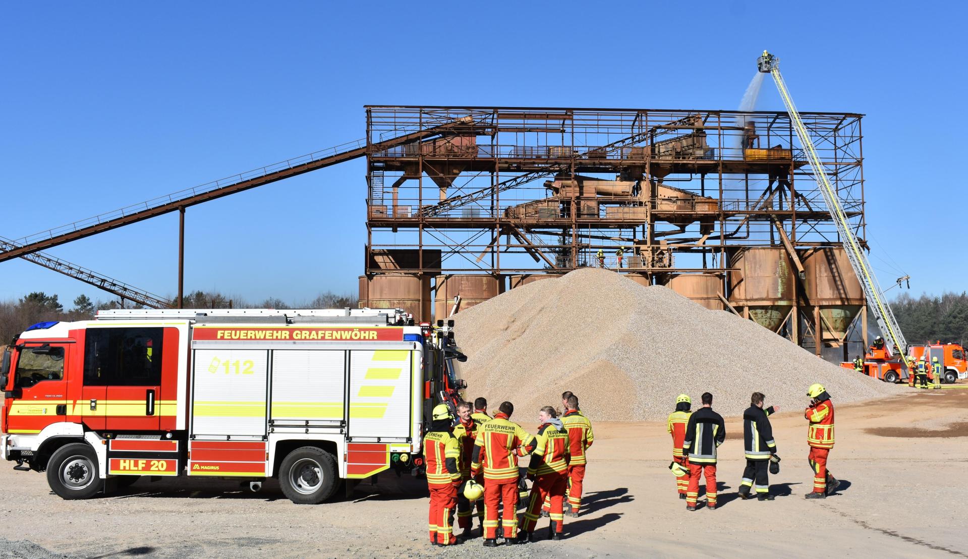Beim Brand einer Siebanlage im Gewerbegebiet Hütten ist am Mittwochvormittag ein Mensch leicht verletzt worden.  (Bild: rgr)