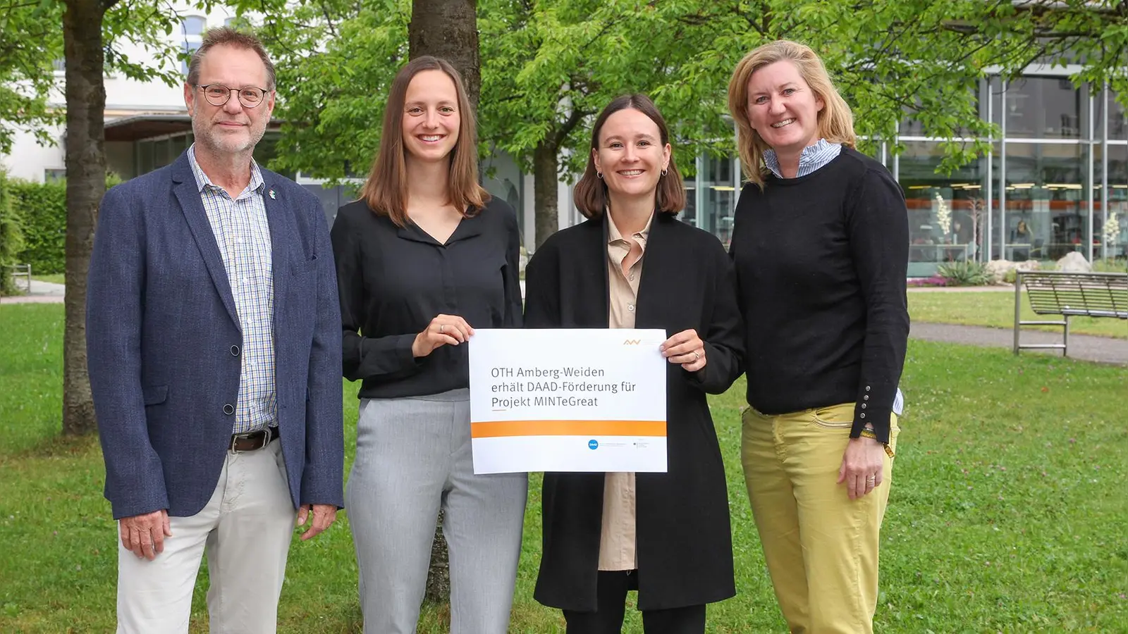 Sie bilden an der OTH Amberg-Weiden das MINTeGreat-Projektteam (von links): Professor Frank Späte, Bianca Seidel, Luisa Hoffmann und Dr. Annabelle Wolff. (Bild: Sonja Wiesel/OTH Amberg-Weiden)