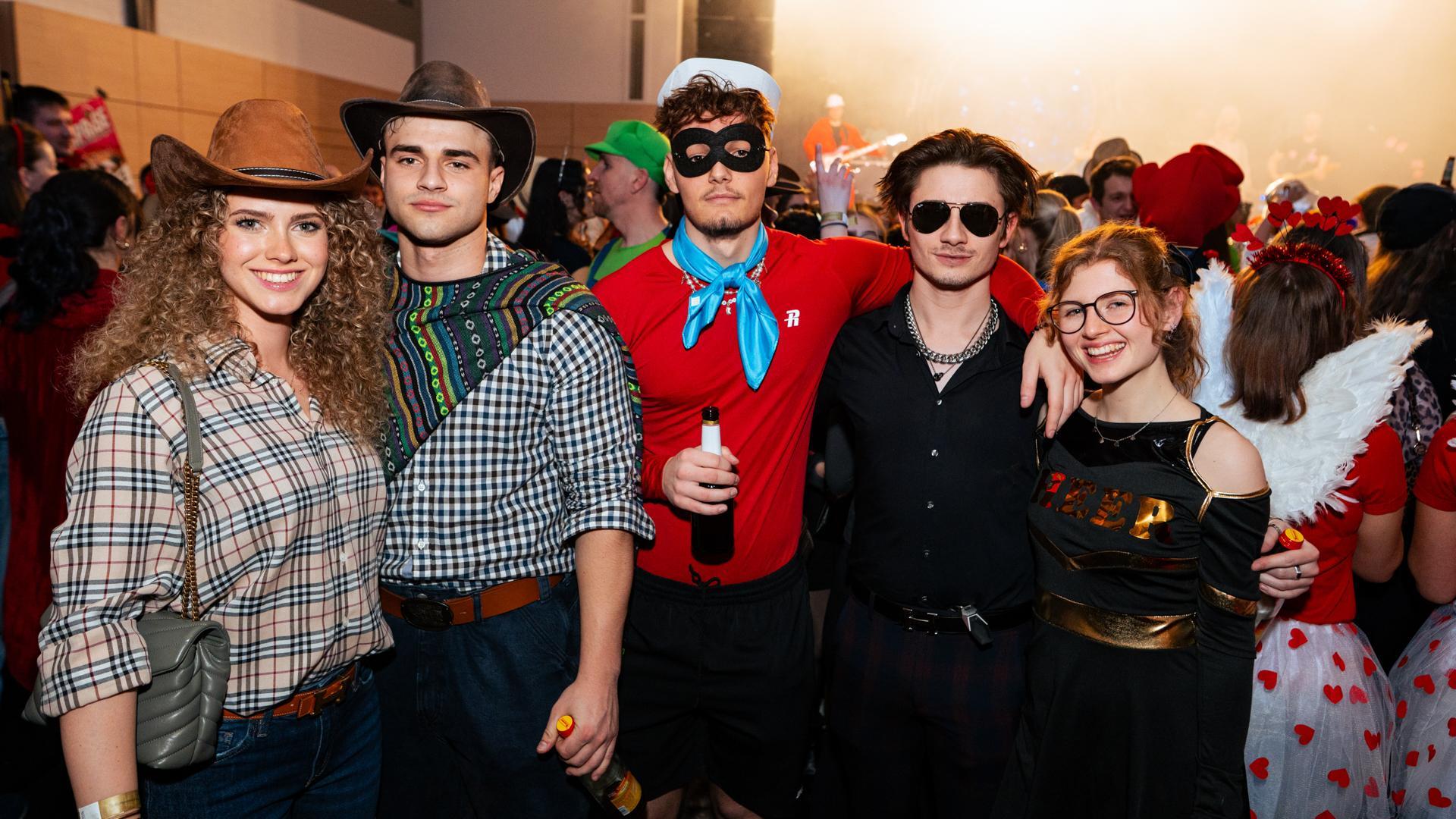 Am Sportlerball in Schirmitz gings mit Vollgas weiter im Faschingstreiben.  (Bild: Hannes Stock)