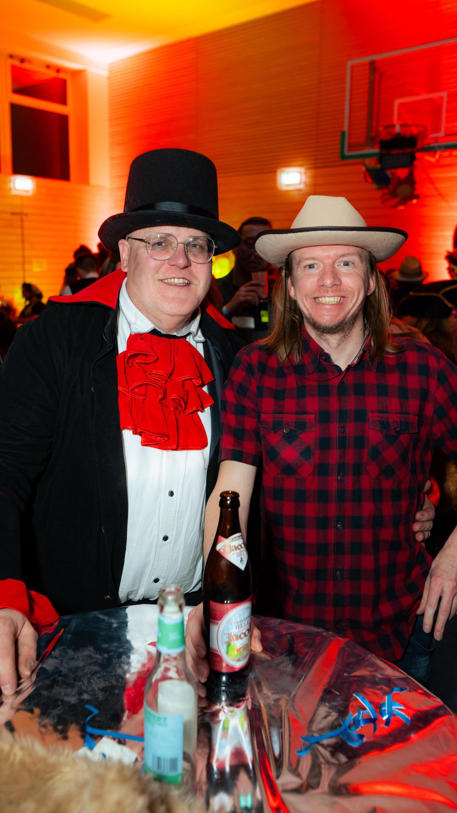 Beim Faschingsball des FC Luhe gings mit Vollgas weiter im Faschingstreiben.  (Bild: Hannes Stock)