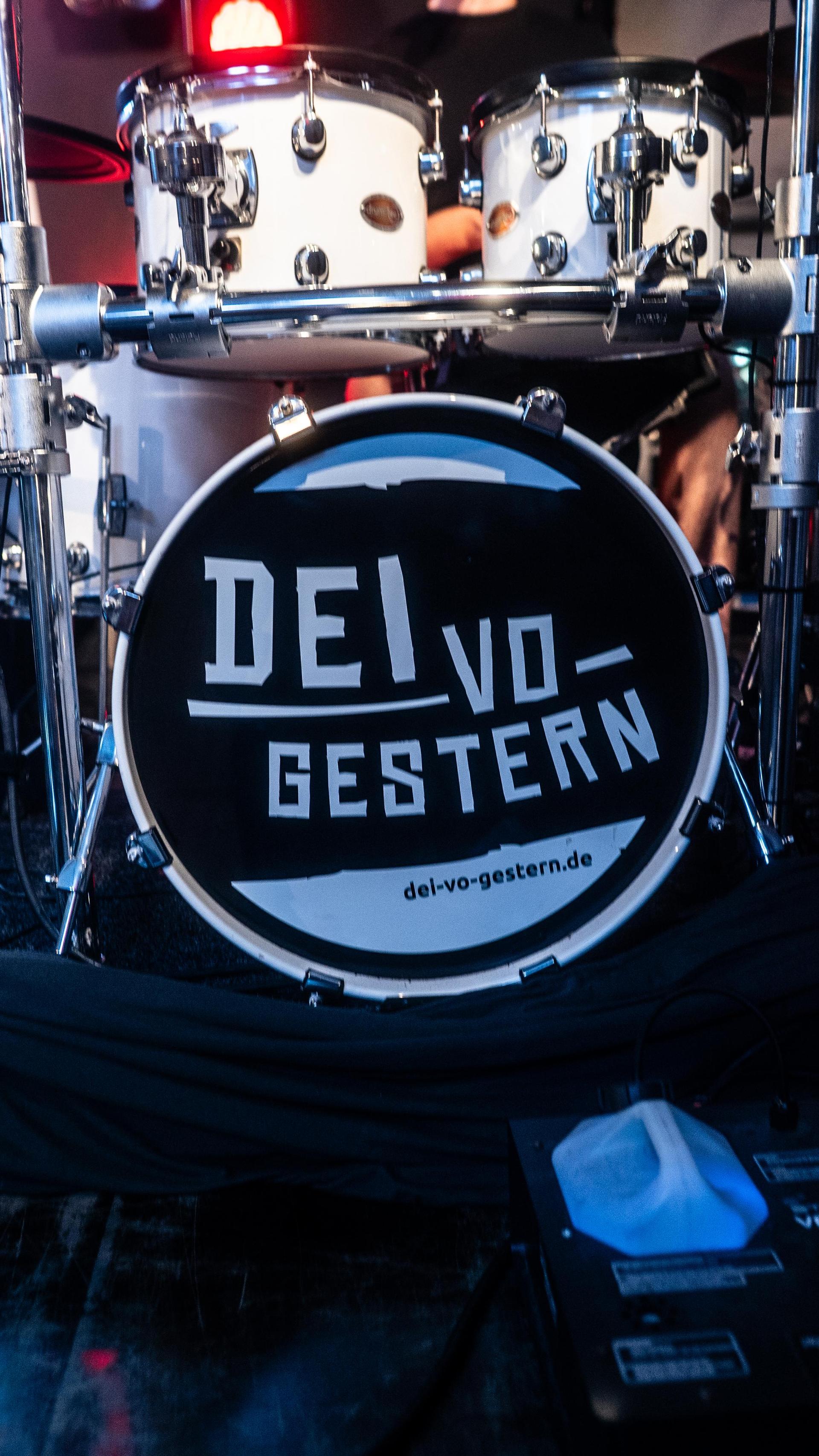 Am Samstag feierte die DJK Weiden Kirchweih am Flutkanal. Für Stimmung sorgte die Band „Dei vo Gestern”. (Bild: Hannes Stock)