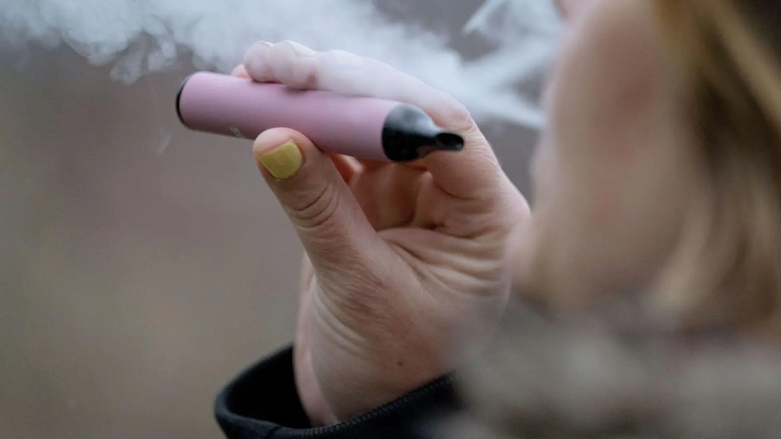 Auch Vapes gelten als gesundheitsschädlich, insbesondere in Verbindung mit Cannabis. (Symbolbild: Marijan Murat/dpa/dpa-tmn)