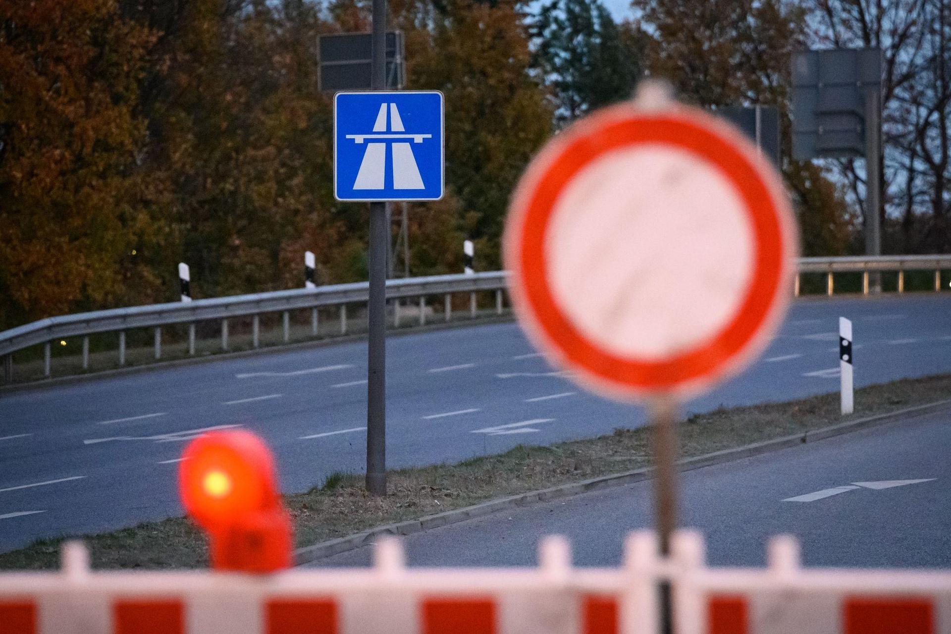 Aufgrund von Arbeiten an der über die A93 verlaufenden Stromtrasse muss die Anschlussstelle Windischeschenbach in Fahrtrichtung Hof für den Gesamtverkehr gesperrt werden. (Symbolbild: Jonas Walzberg/dpa)