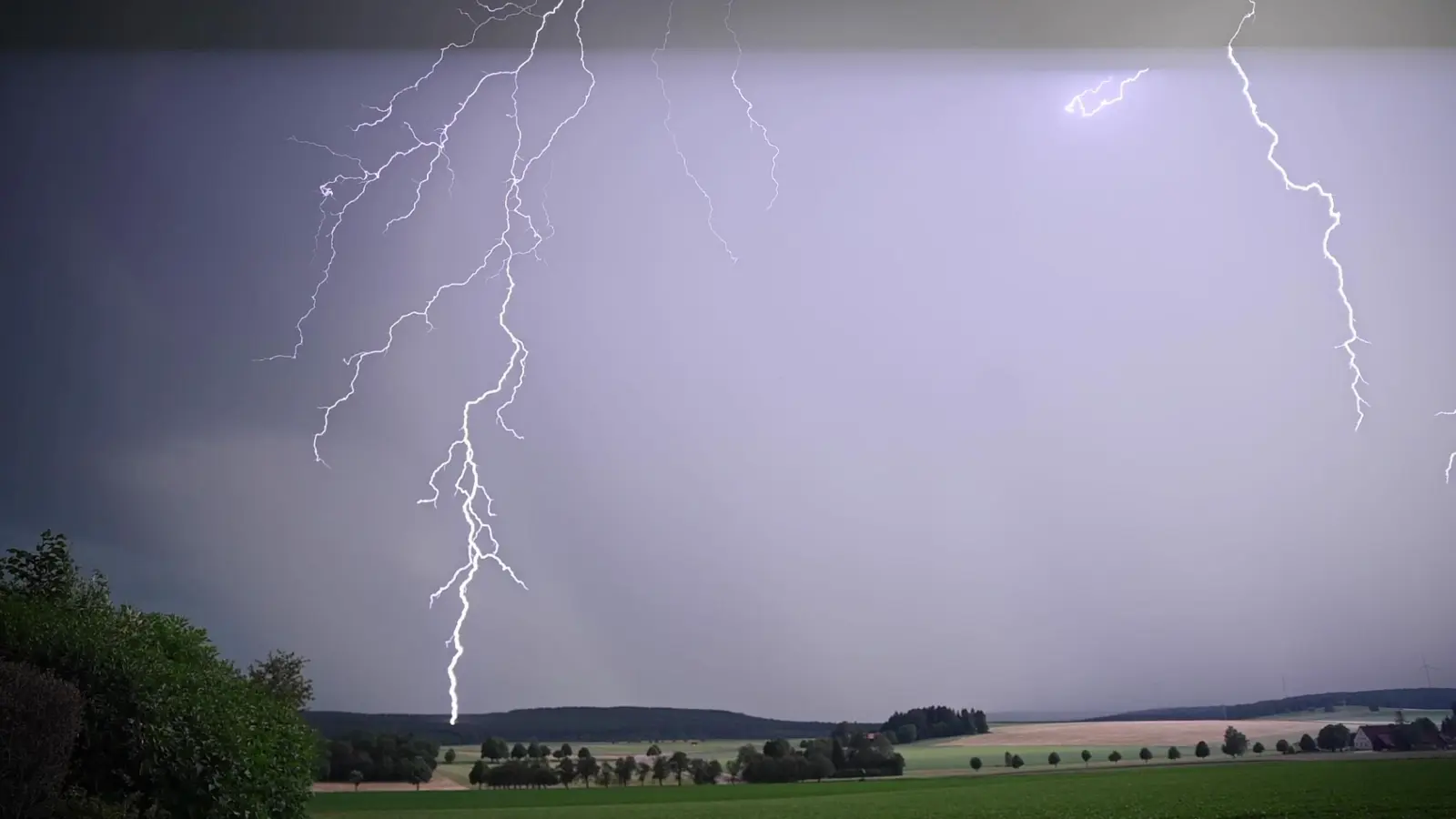 Ein Blitz zuckt bei einem Sommergewitter am Himmel. (Symbolbild: dpa)
