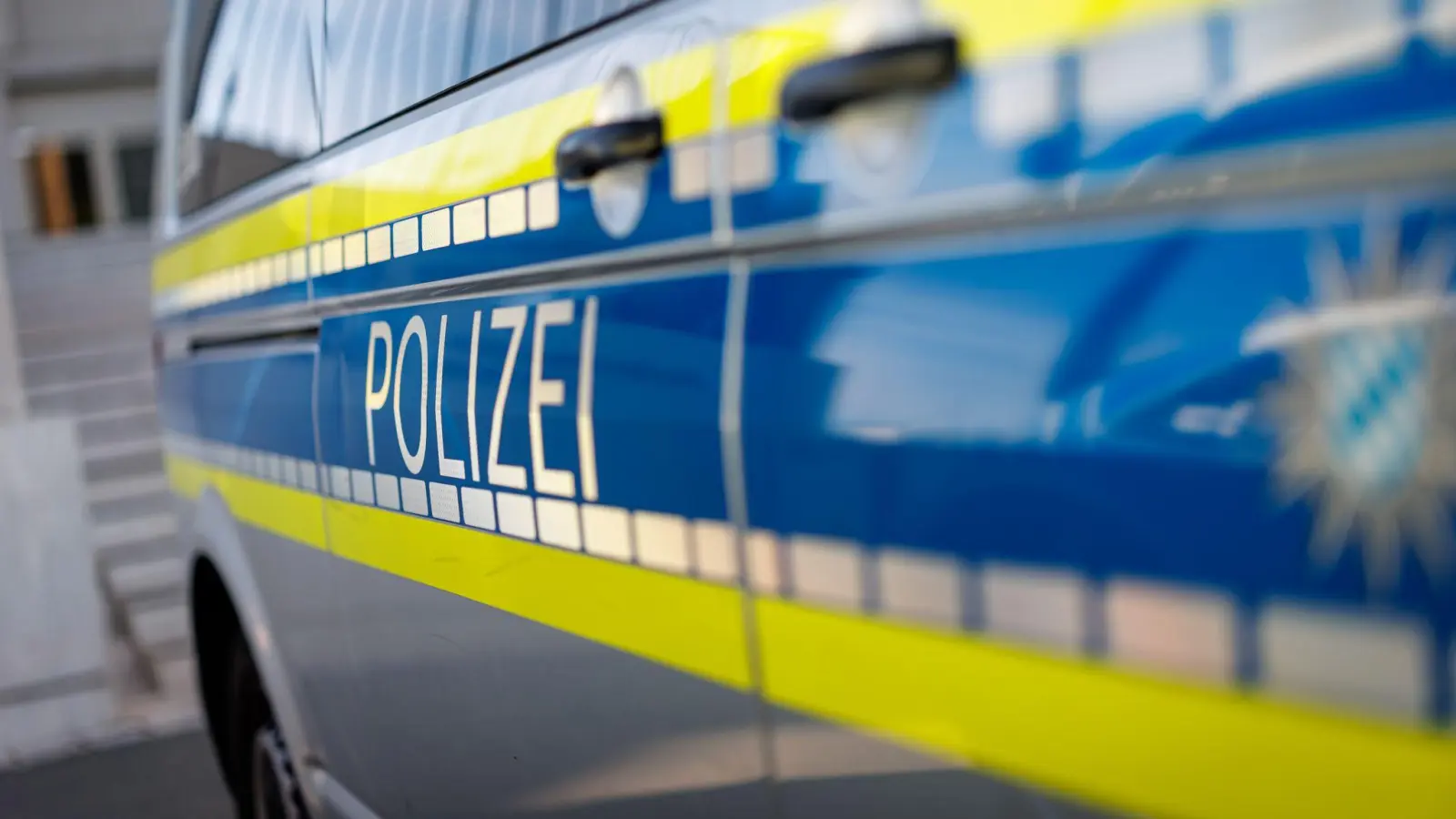 Ein unbekannter Fahrer beschädigt erneut das Vordach eines Drogeriemarktes in Weiden. Die Polizei sucht Zeugen. (Symbolbild: Daniel Karmann/dpa)