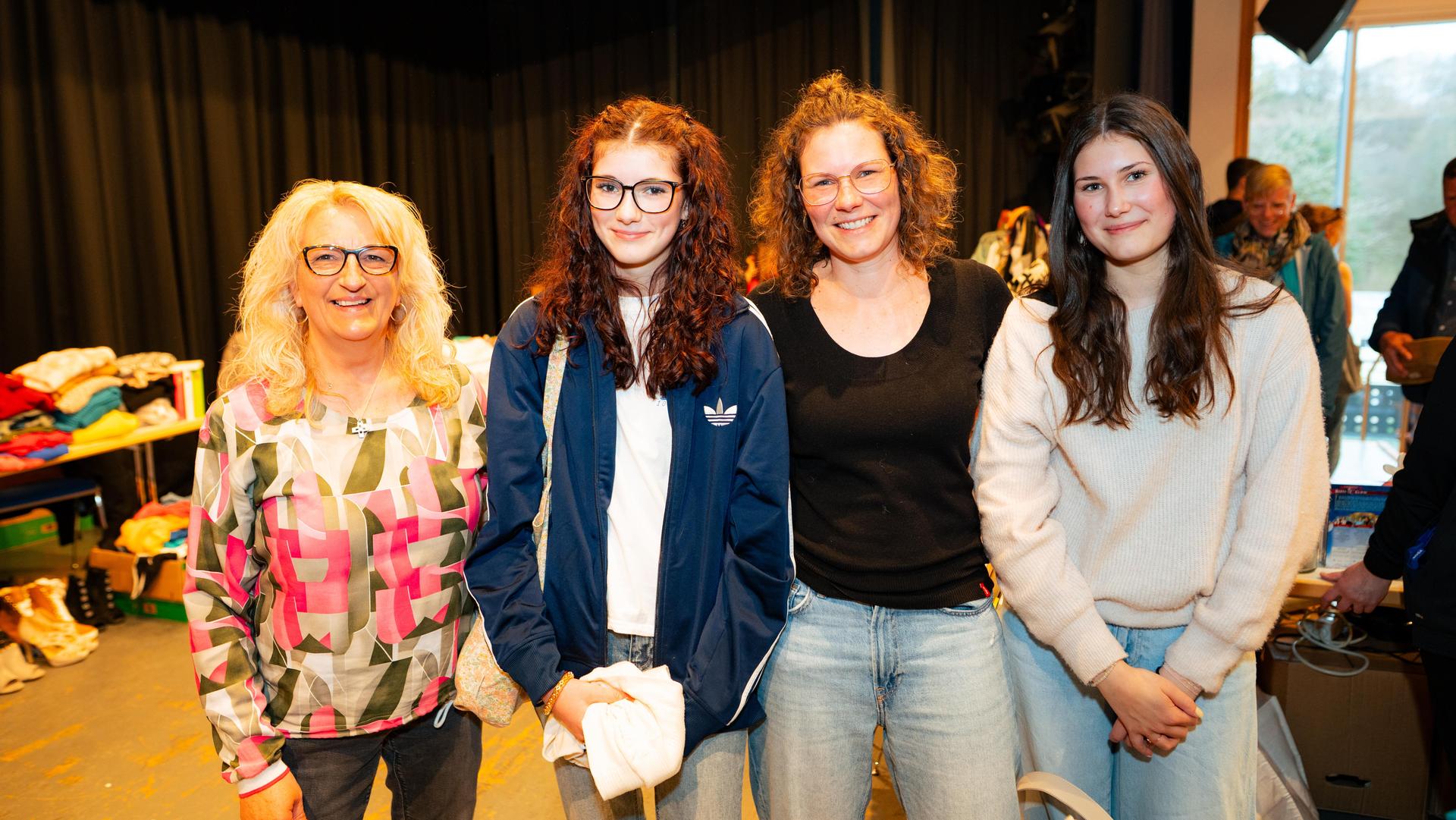 Beim Nachtflohmarkt am Freitag in Neustadt/WN herrschte bis 22 Uhr reges Treiben. (Bild: Hannes Stock)