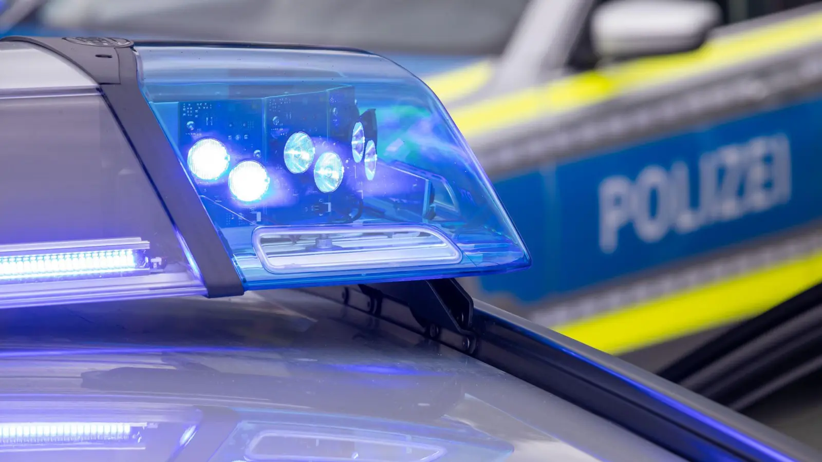 Wegen Verdachts auf Sprengstoff waren bei den Durchsuchungen auch Spezialkräfte im Einsatz. (Symbolbild: Daniel Karmann/dpa)