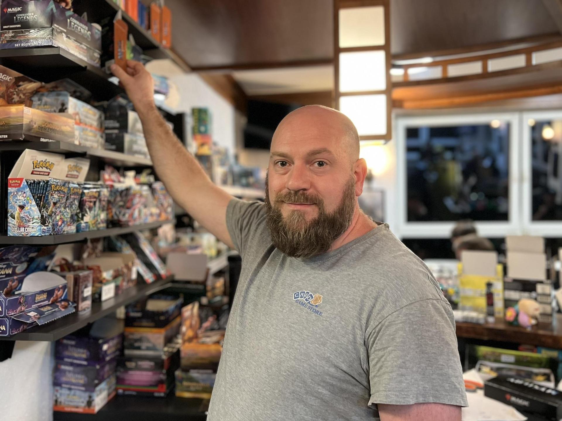 Alex Meidinger hat vor eineinhalb Jahren den „Card Game Store“ in Pirk eröffnet. (Bild: Dominik Hopperdietzel)