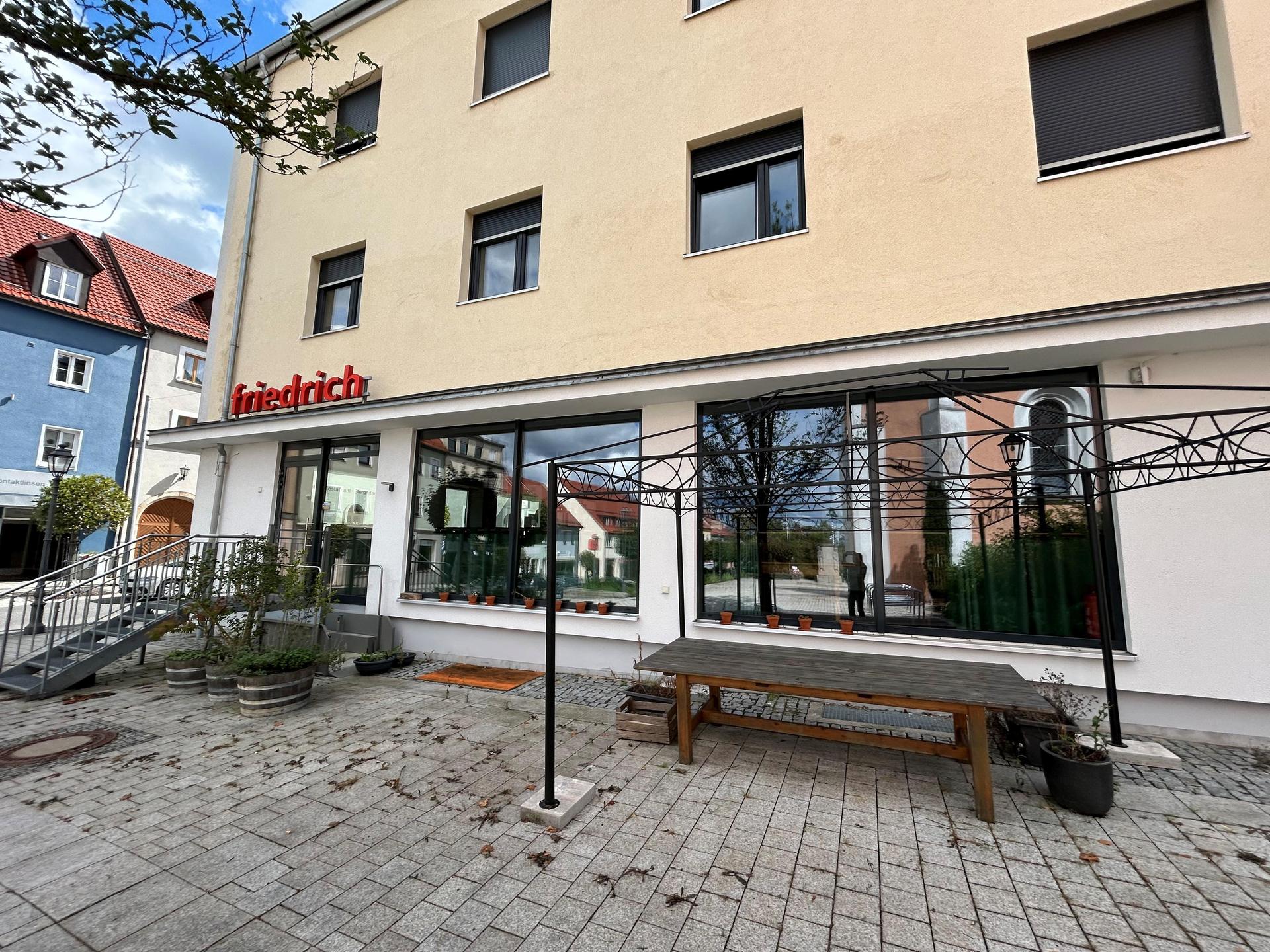 In das Friedrich in Vohenstrauß wird wieder Leben einkehren. Wenn die Umbauarbeiten nach Plan verlaufen, wird im November ein Asia-Restaurant eröffnen. (Bild: ck)
