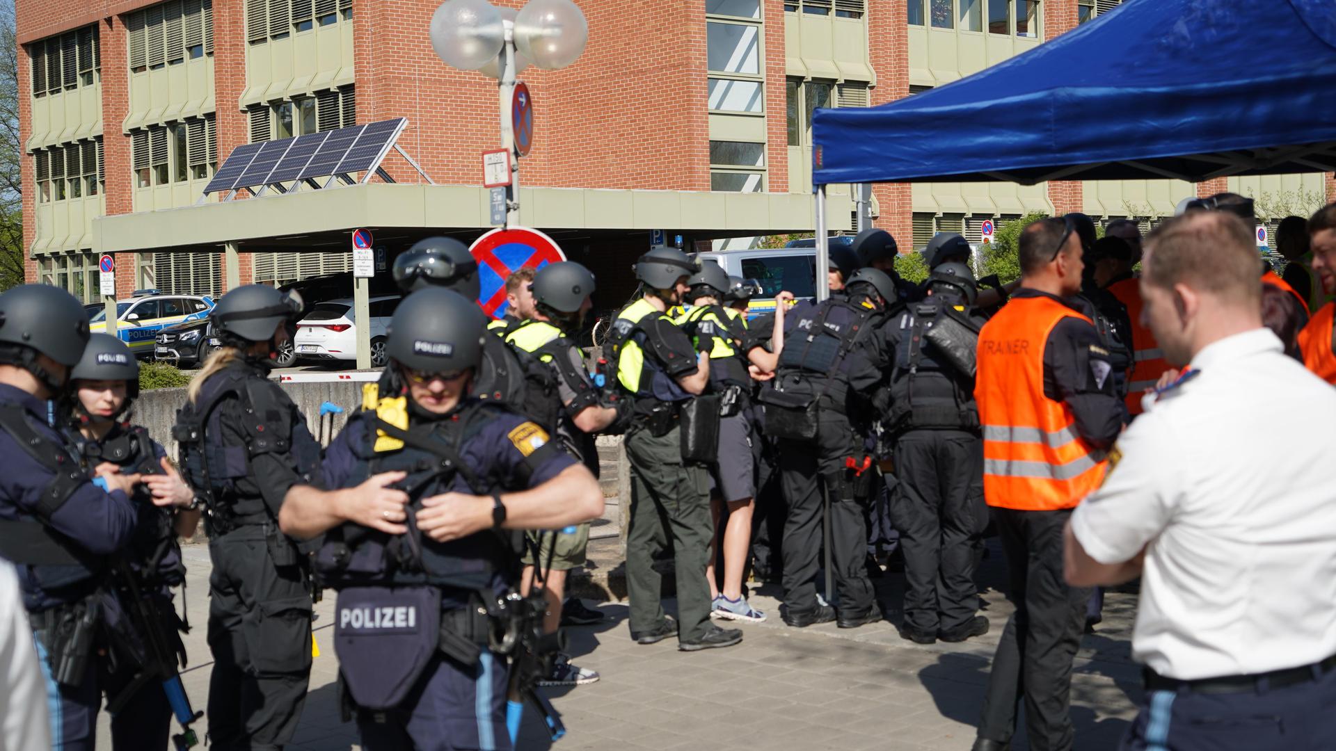 Im Gebäude der Agentur für Arbeit fand eine große Polizeiübung statt. (Bild: mcl)