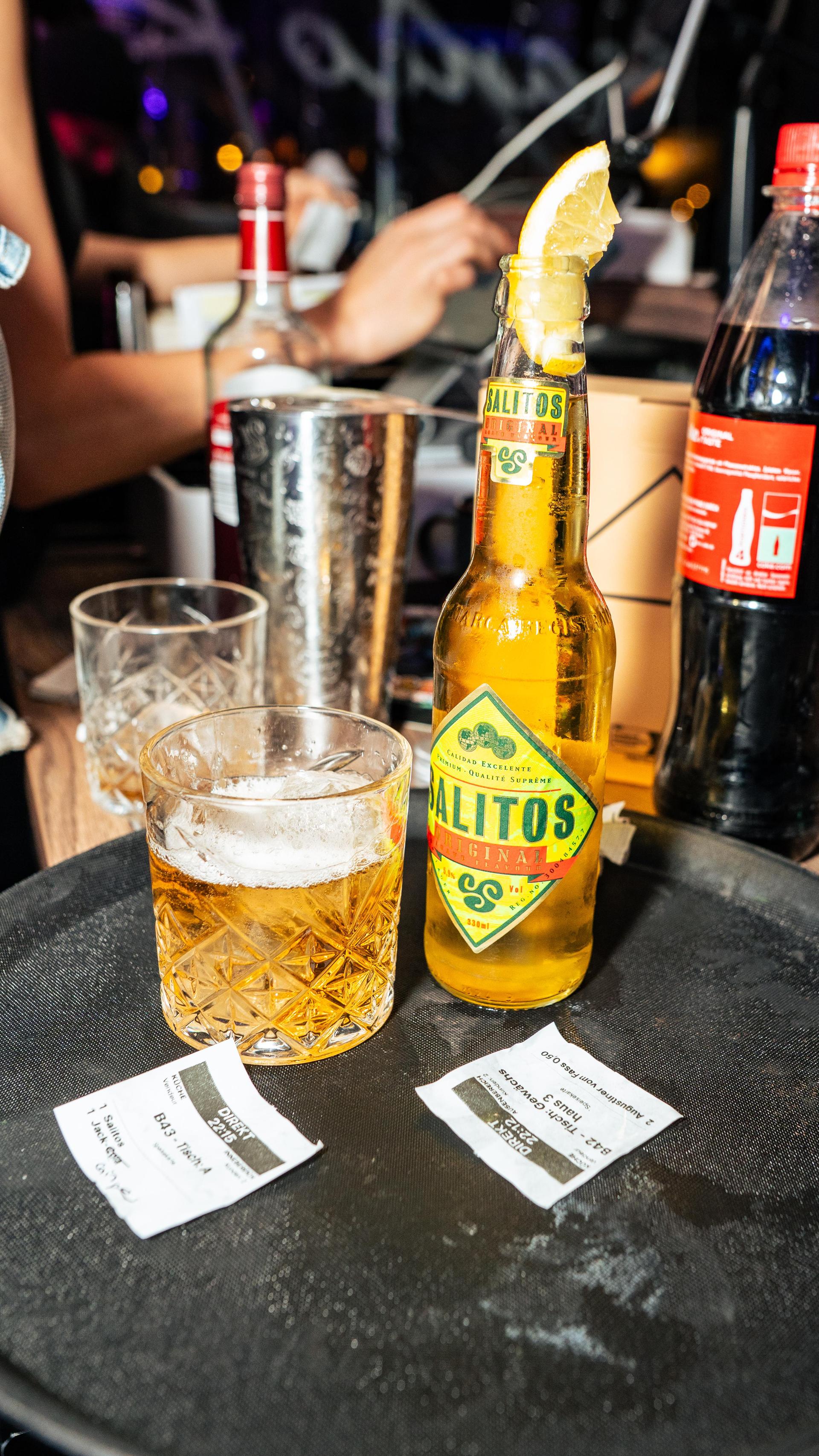 „Neon Beach Night” war das Motto bei der Party am Samstag in der SantoRino-Bar. (Bild: Hannes Stock)