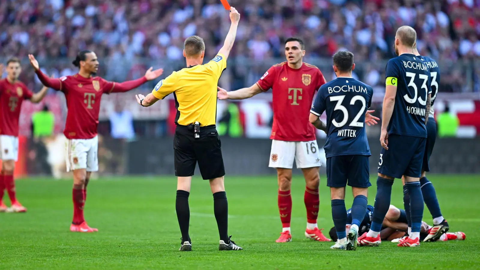 Wendepunkt: Bayern-Profi Joao Palhinha (M.) sieht gegen den VfL Bochum Rot. (Bild: Sven Hoppe/dpa)