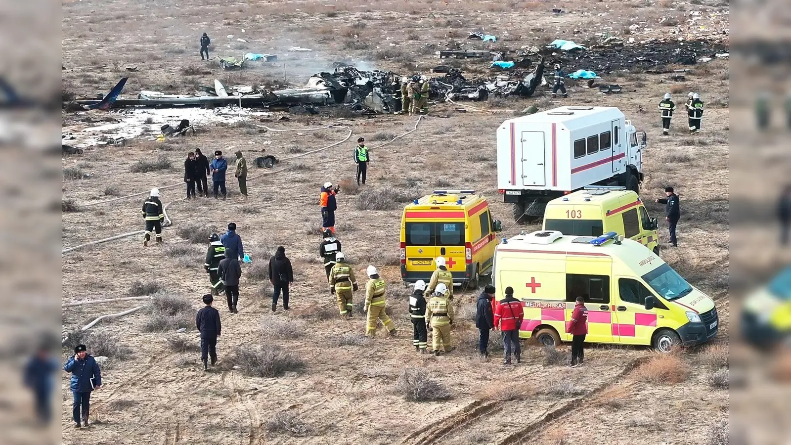 29 Menschen überlebten den Absturz teilweise schwer verletzt. (Bild: Azamat Sarsenbayev/AP/dpa)