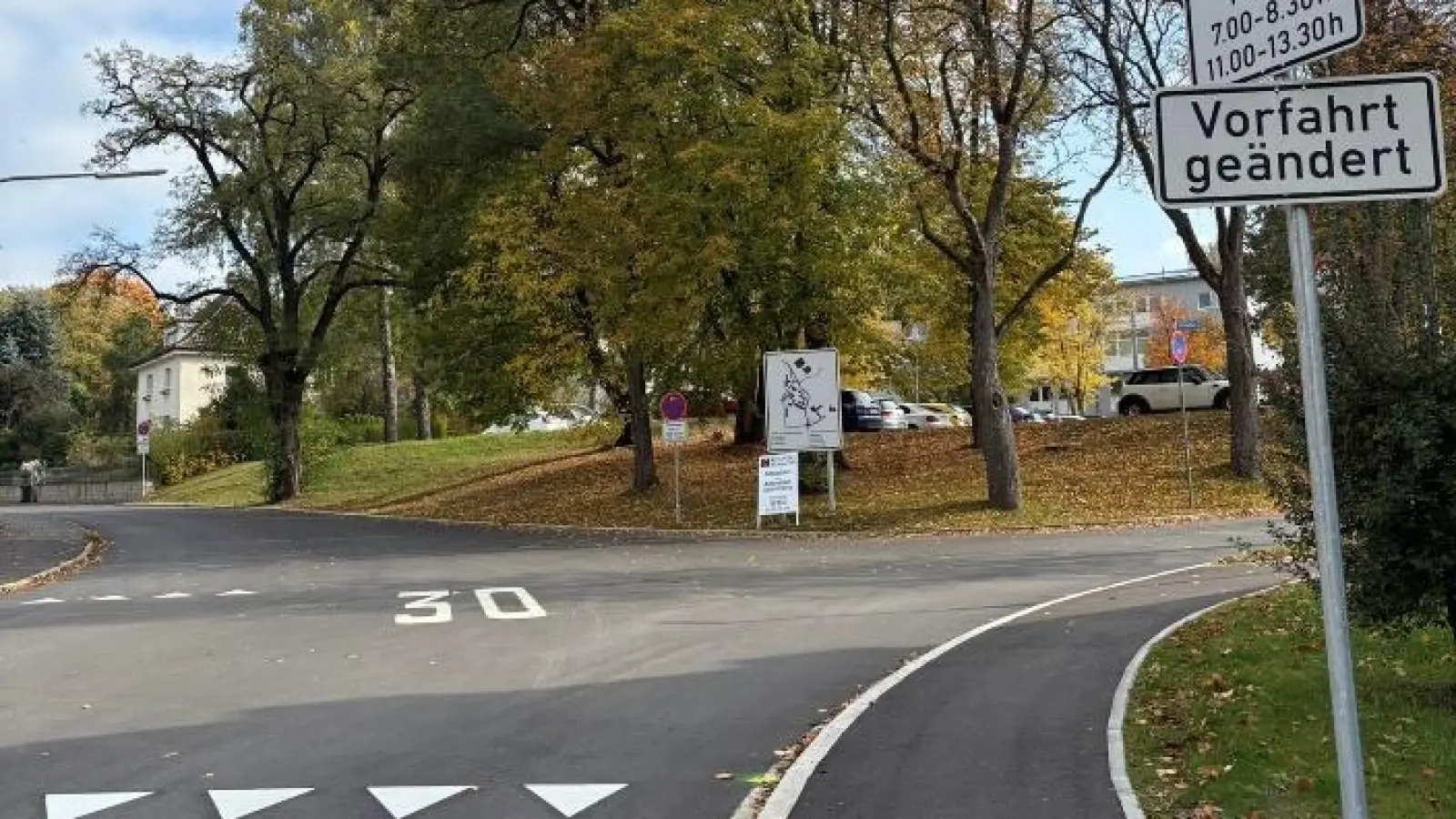 In drei Straßen in Neustadt wurde „Rechts vor Links” eingeführt – auch hier in der Georgstraße gilt nun die neue Vorfahrtsregelung. Markierungen am Asphalt und ein Schild weisen darauf hin.  (Bild: Julia Fienz)