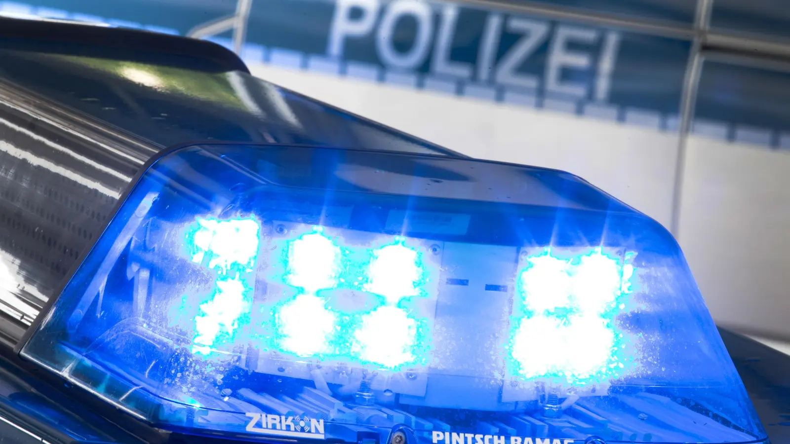 Eine Frau stürzt mit ihren Fahrrad und verletzt sich schwer.  (Bild: Friso Gentsch)