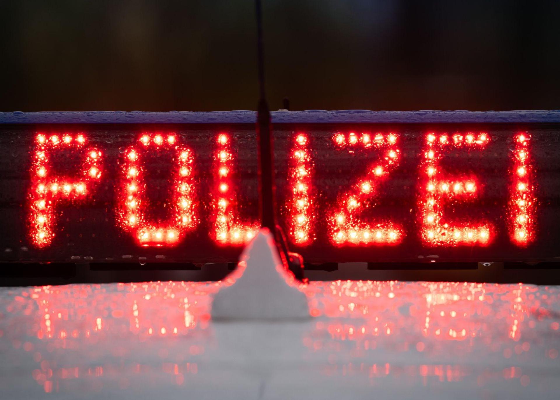 In Weiden kam es zu zwei Fällen von Unfallflucht. Die Polizei sucht Zeugen. (Symbolbild: Soeren Stache/dpa)
