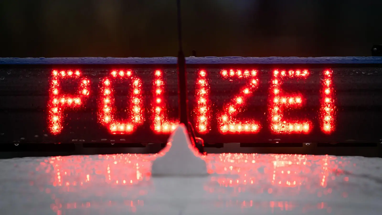 In Weiden kam es zu zwei Fällen von Unfallflucht. Die Polizei sucht Zeugen. (Symbolbild: Soeren Stache/dpa)