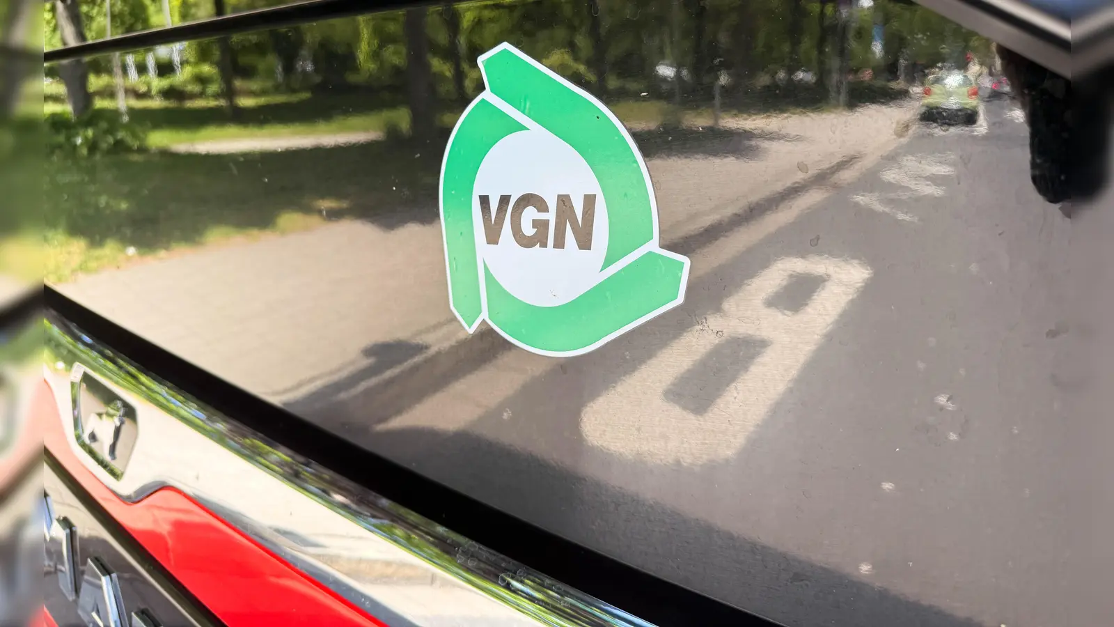Wer mit dem Bus in Weiden, Amberg, den umliegenden Landkreisen Neustadt, Tirschenreuth oder Amberg-Sulzbach sowie dem VGN-Raum unterwegs ist, zahlt seine Fahrkarten immer häufiger auf digitalem Weg. Ab 2027 will der Verbund sein Ticketangebot verschlanken.  (Bild: Gabi Schönberger)
