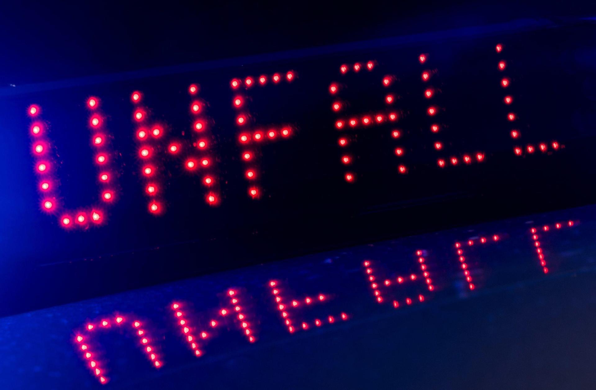 Die B 22 Weiden Richtung Cham zwischen Leuchtenberg und Woppenrieth nach einem Unfall in beide Richtungen gesperrt. (Symbolbild: Monika Skolimowska/ZB/dpa)