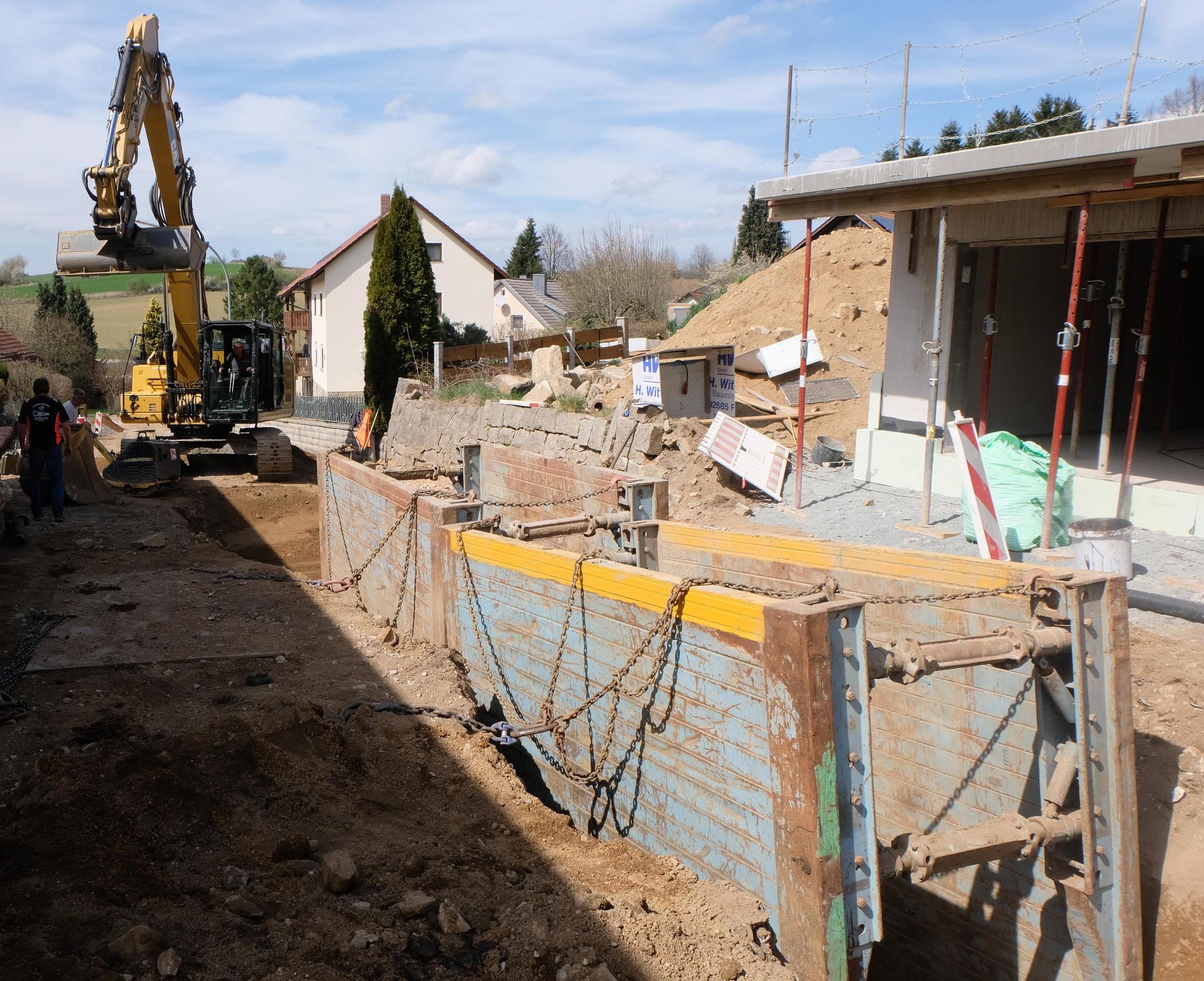 Etwas zäh gehen die Bauarbeiten für die Erneuerung der Kanalleitung und der Sanierung der Hauptwasserleitung in der Püchersreuther Straße voran. Ursache ist das Felsvorkommen auf diesem Streckenabschnitt. (Bild: Fred Lehner)