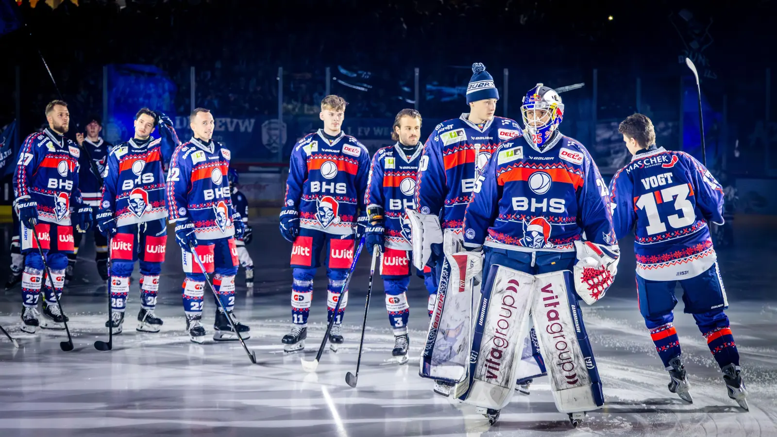 Die Spieler und Spielerfrauen der Blue Devils Weiden zeigen in der Adventszeit Herz und unterstützen die Kinderklinik Weiden. (Bild: Tobias Neubert/exb)
