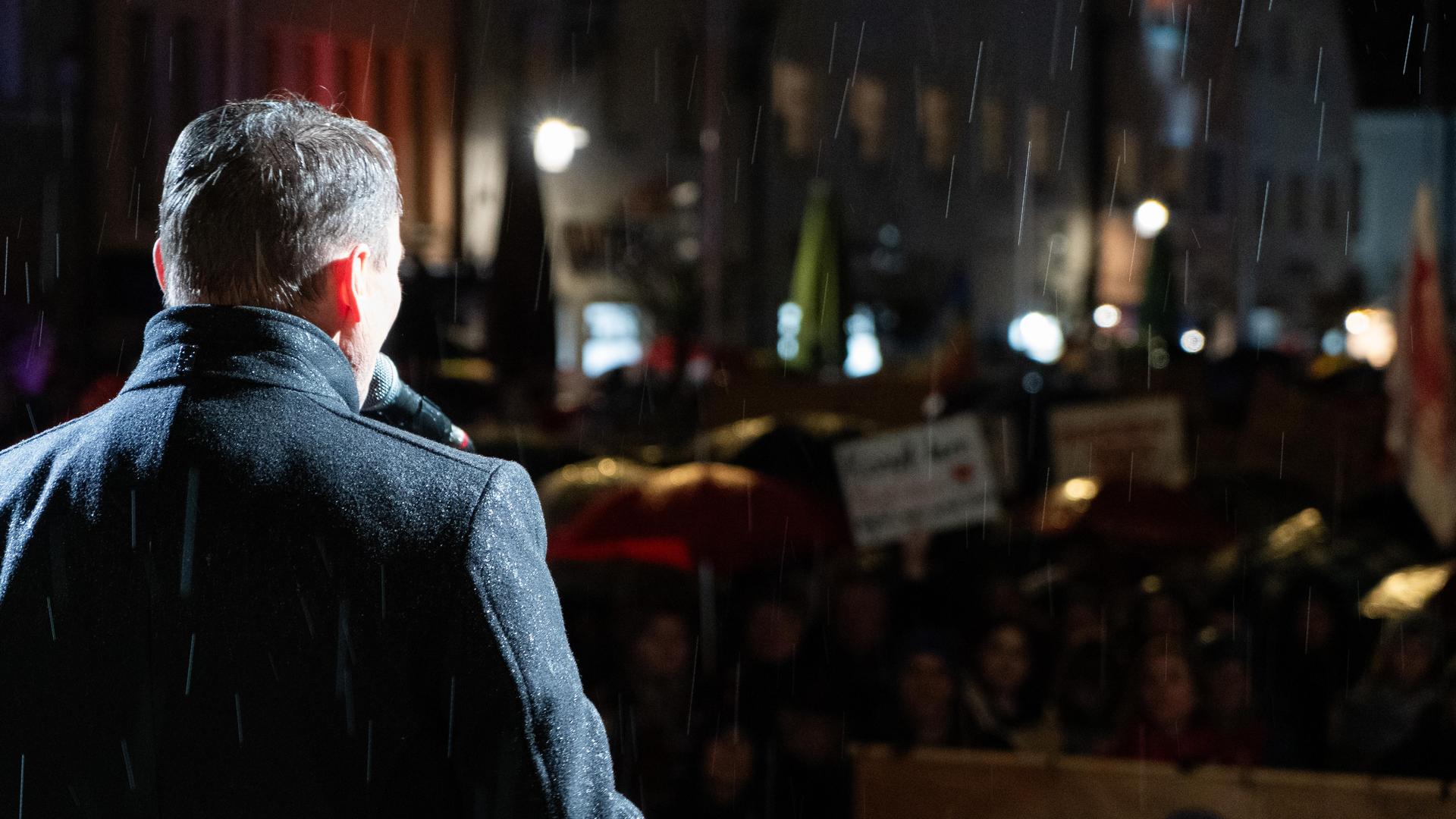 Bei der Demo gegen Rechts haben sich tausende Menschen zu einem Protestmarsch durch Weiden versammelt. (Bild: knz)