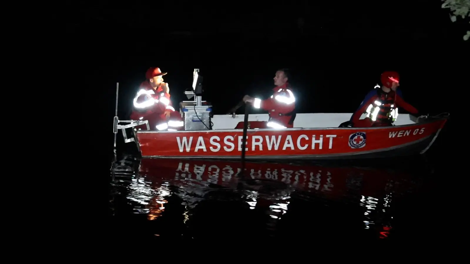 Die Wasserwacht suchte den Flutkanal in Weiden bei der Suche nach einer Person mit einem Sonargerät ab. (Bild: Roland Wellenhöfer)