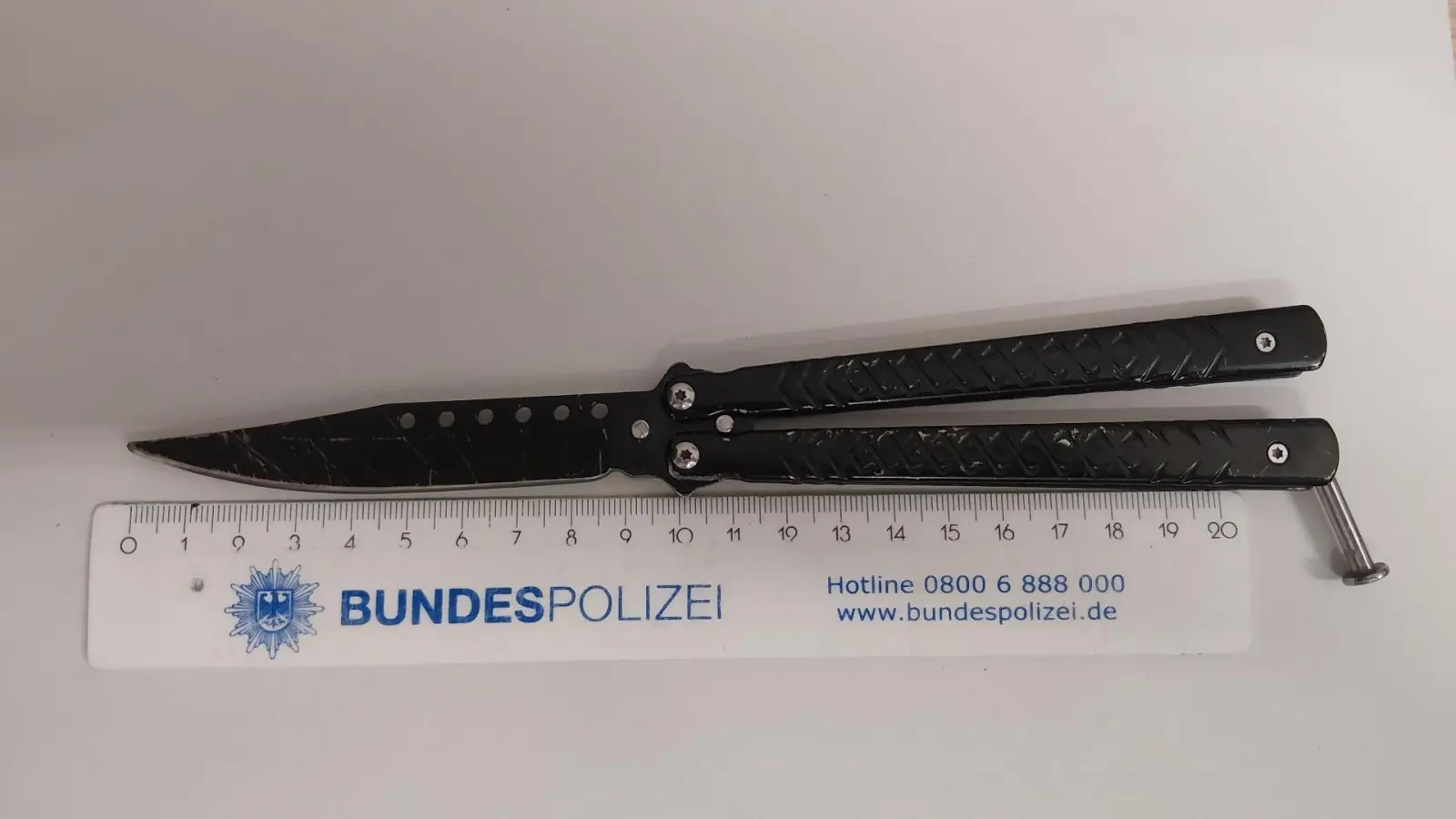 Die Polizei erwischte einen 15-Jährigen mit einem Butterflymesser am Hauptbahnhof Regensburg. (Bild: Bundespolizei)
