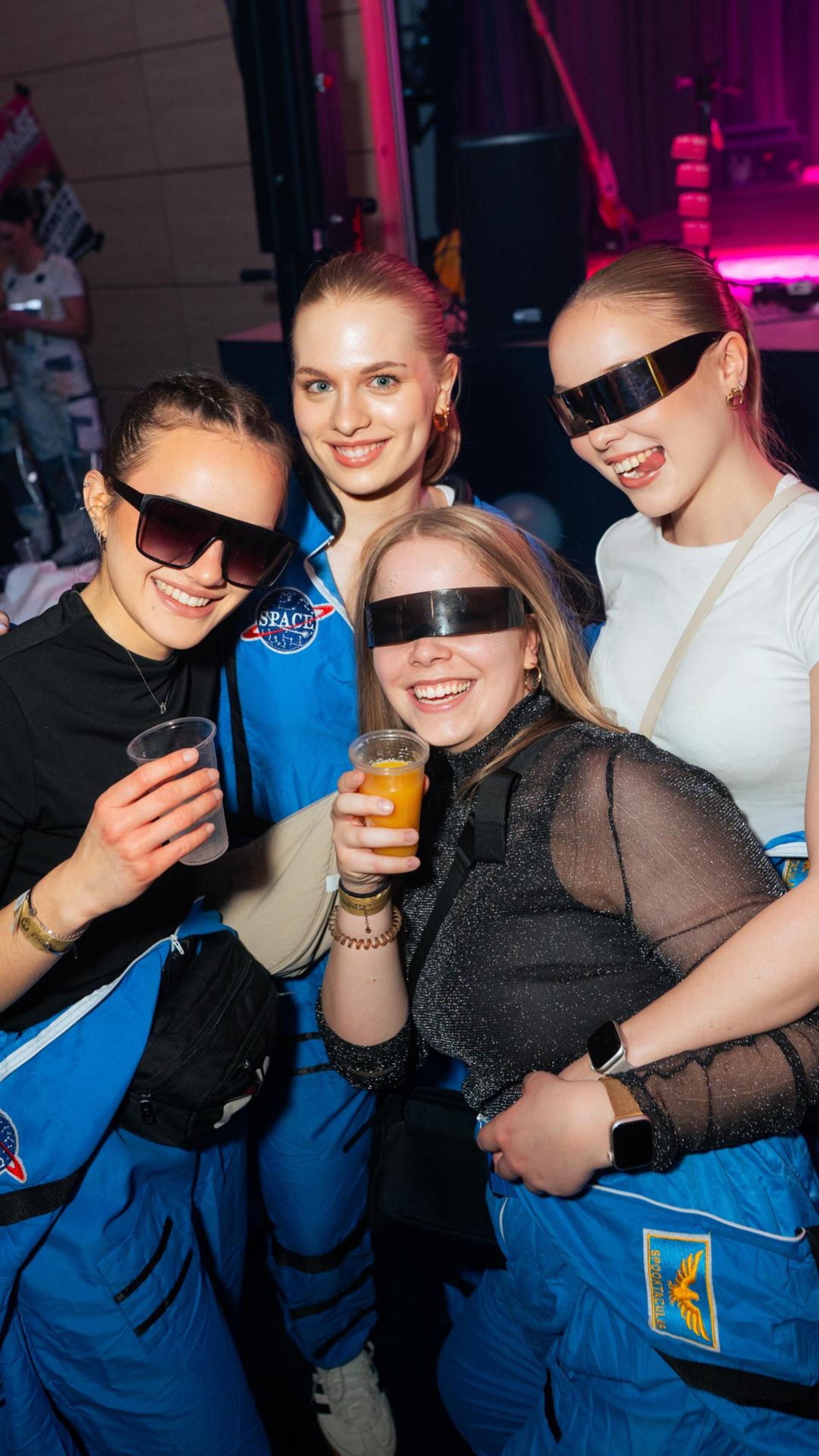 Am Sportlerball in Schirmitz gings mit Vollgas weiter im Faschingstreiben.  (Bild: Hannes Stock)