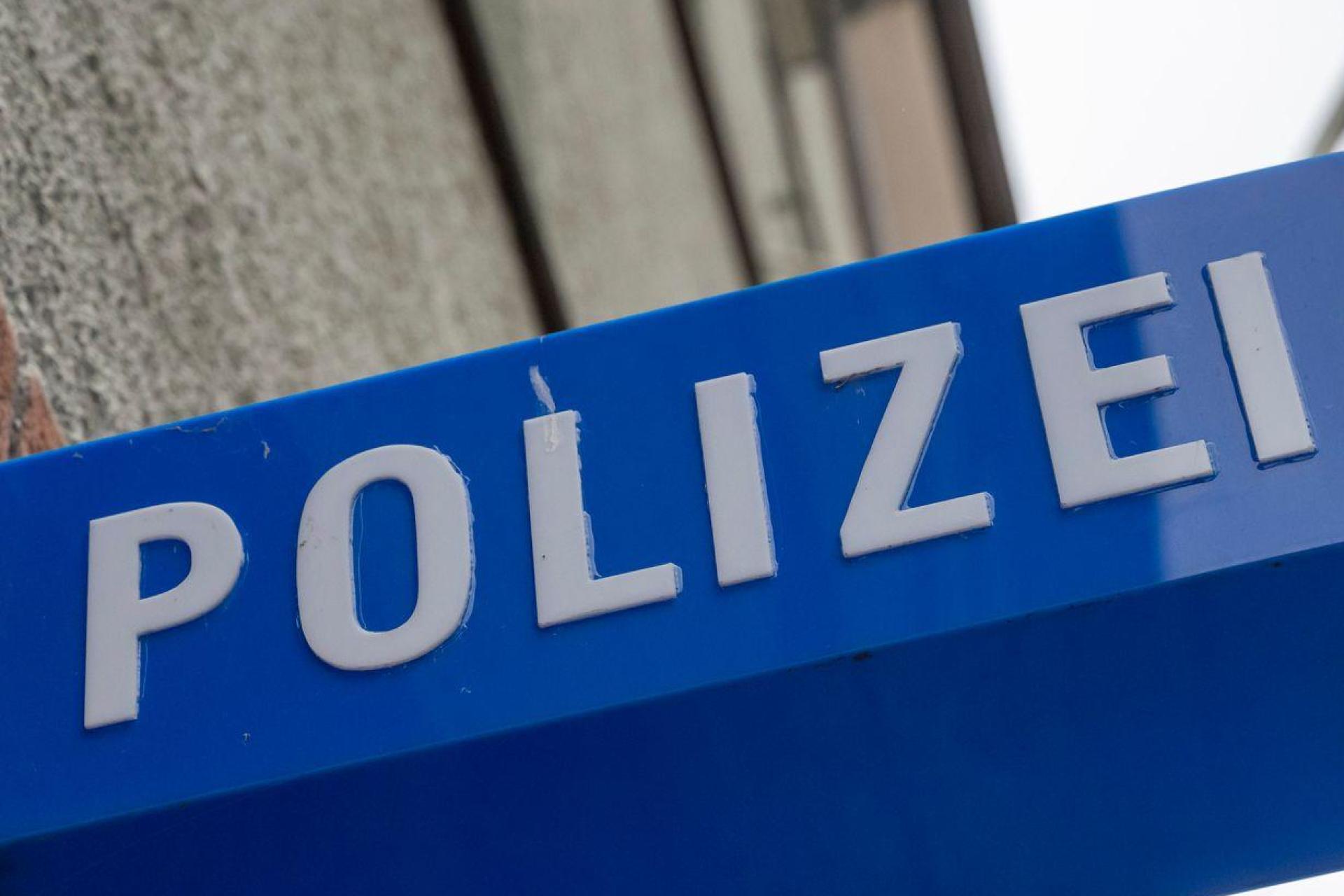 Die Polizei und ein Senior aus Altenstadt suchen nach einem Autodieb.  (Symbolbild: Peter Kneffel/dpa)