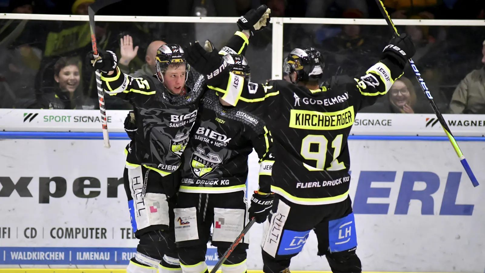 Michael Kirchberger (rechts/Szene aus einem früheren Spiel) erzielte das Ehrentor des ERSC beim Test in Erding. (Bild: Hubert Ziegler)