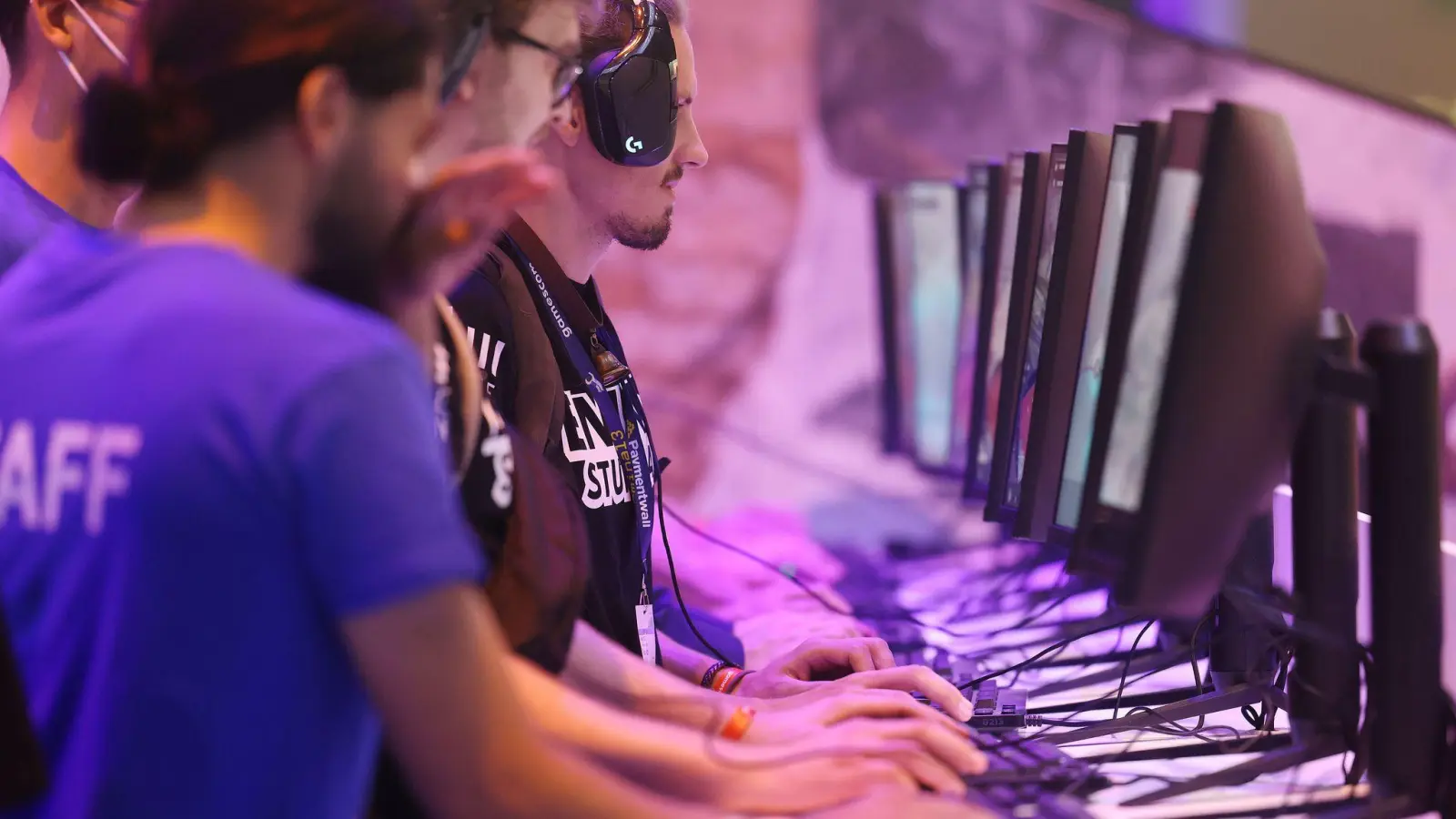 Messebesucher testen ein Computerspiel bei der Gamescom 2022.  (Bild: Oliver Berg/dpa)