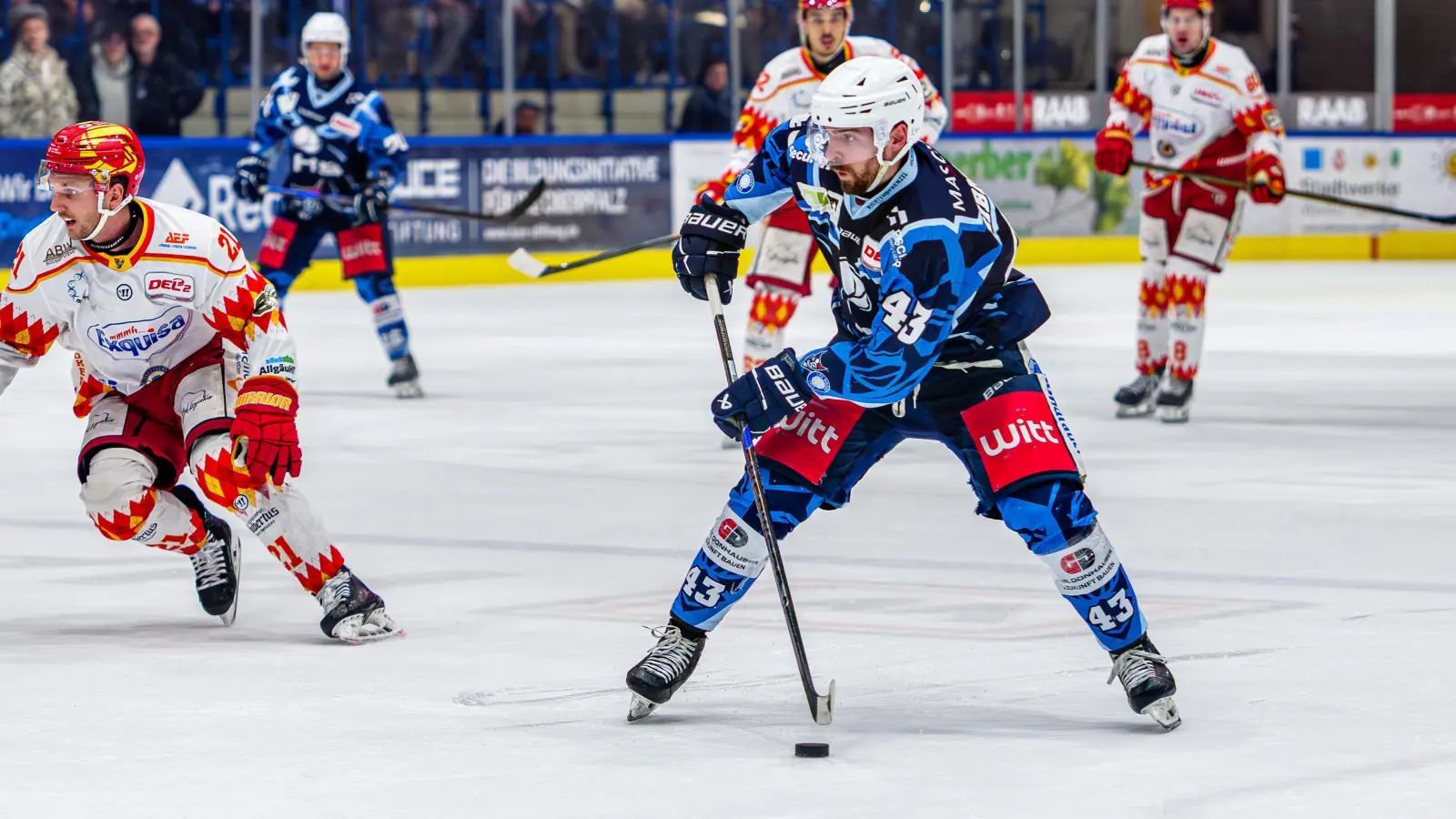 Die Verteidiger Fabian Ribnitzky (Mitte) und Maximilian Kolb werden die Blue Devils Weiden verlassen.  (Archivbild: Elke Englmaier)